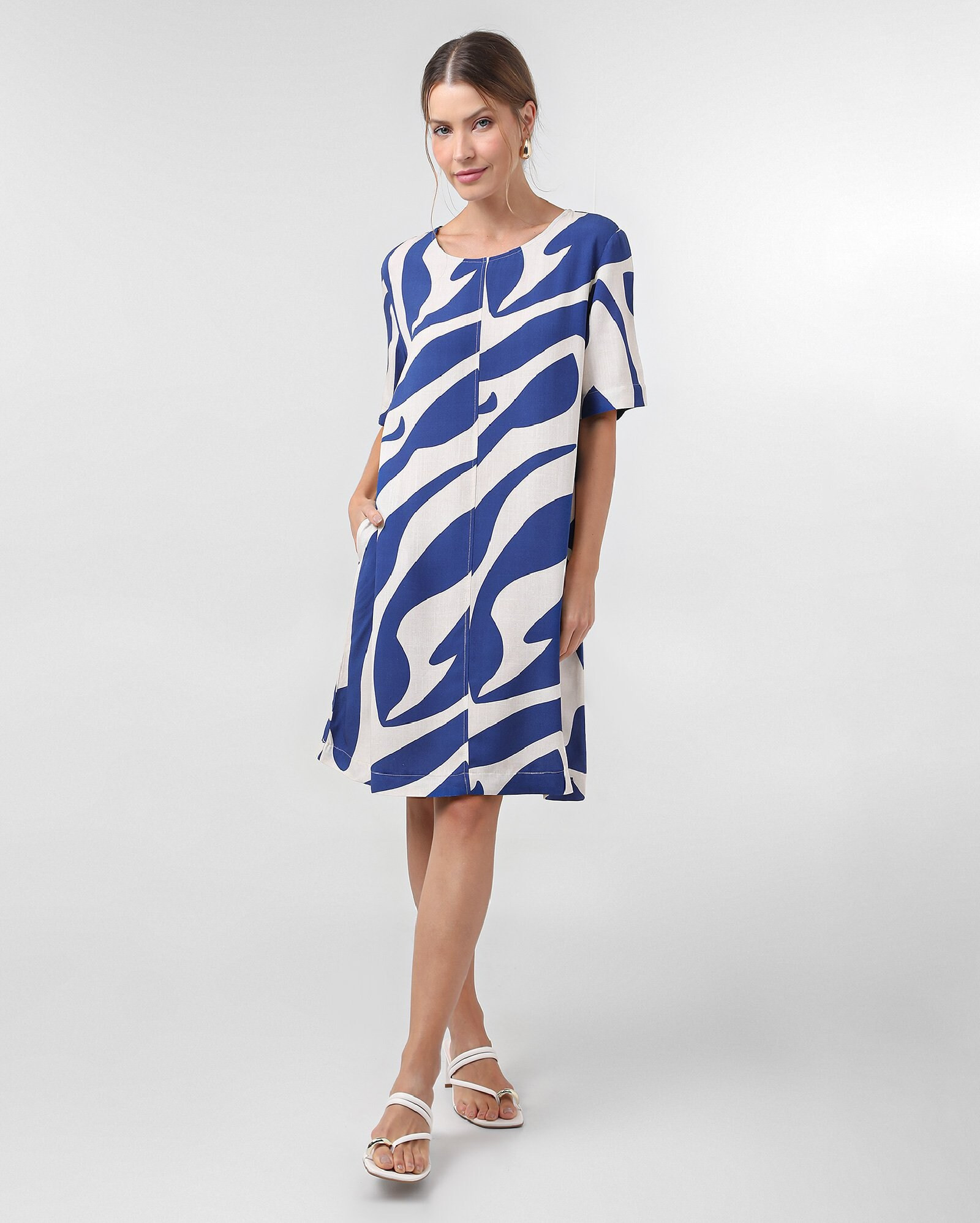 Vestido curto Lica estampado com bolsos azul | AK by Riachuelo | Riachuelo (BR)