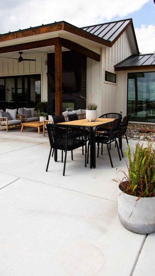Outdoor dinners just hit better in this corner of our backyard.