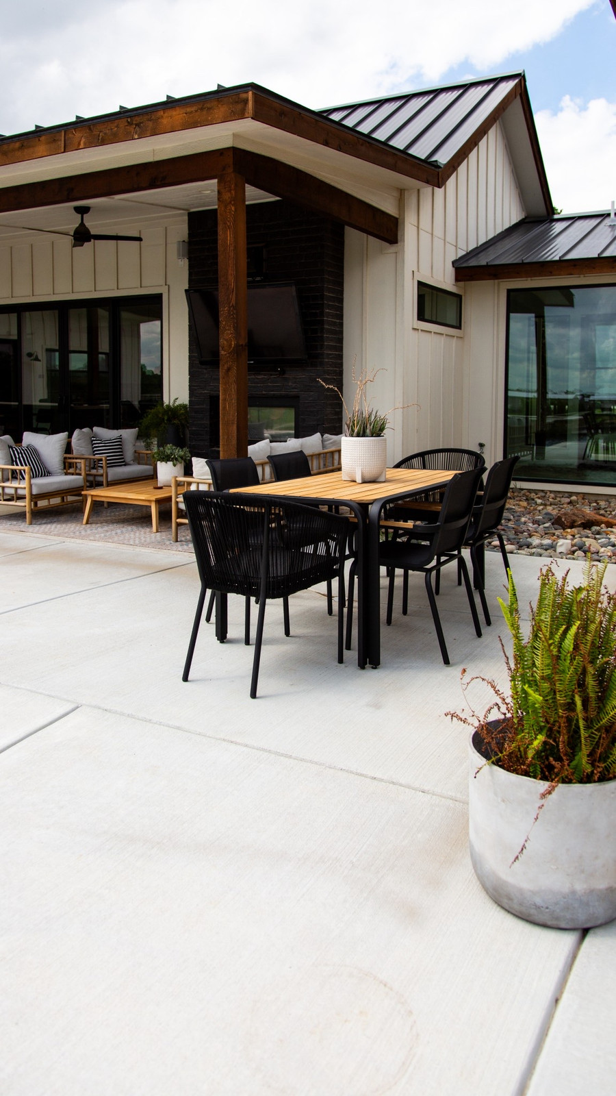 Outdoor dinners just hit better in this corner of our backyard.