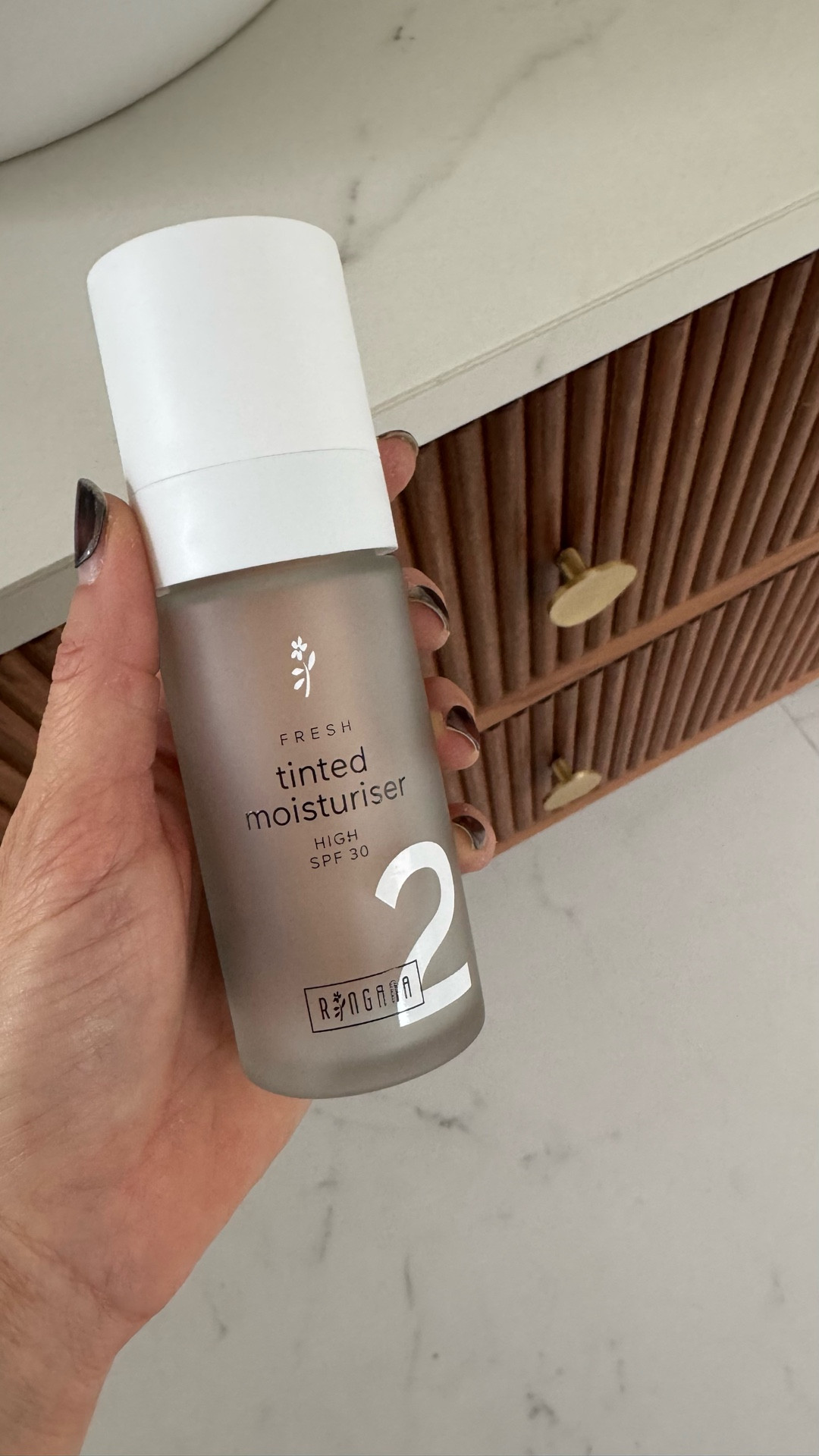 Nutzt unbedingt meinen 20€ Gutschein HANNAWOL auf www.ringana.com 🥰  

Mein absolutes Must-Have für meine Skincare Routine und das perfekte 3-in-1 Produkt: der Tinted Moisturizer von Ringana! Damit habt ihr feuchtigkeitsspendende Tagescreme, leichtes Makeup und SPF30 in einem! 🙌🏻 Und für 29,70€ preislich echt mega dafür, dass es super hochwertige frische Naturkosmetik frei von Konservierungsmittel und Zusatzstoffen ist!

#LTKbeauty #LTKwinter #LTKdeutschland