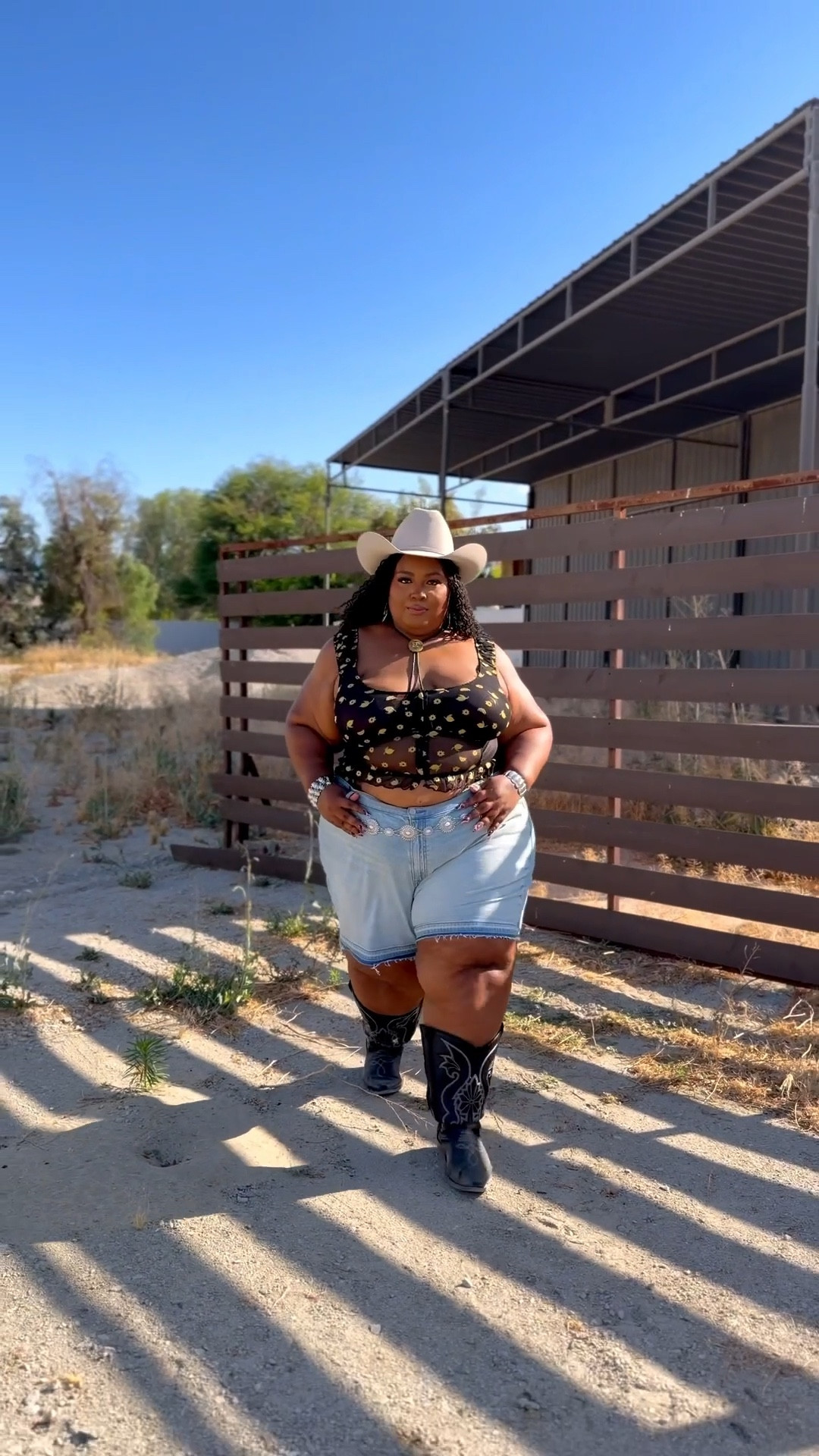 Get into this curvy ootd for Stagecoach day 3 from @Torrid 

#LTKFestival #LTKMidsize #LTKPlusSize