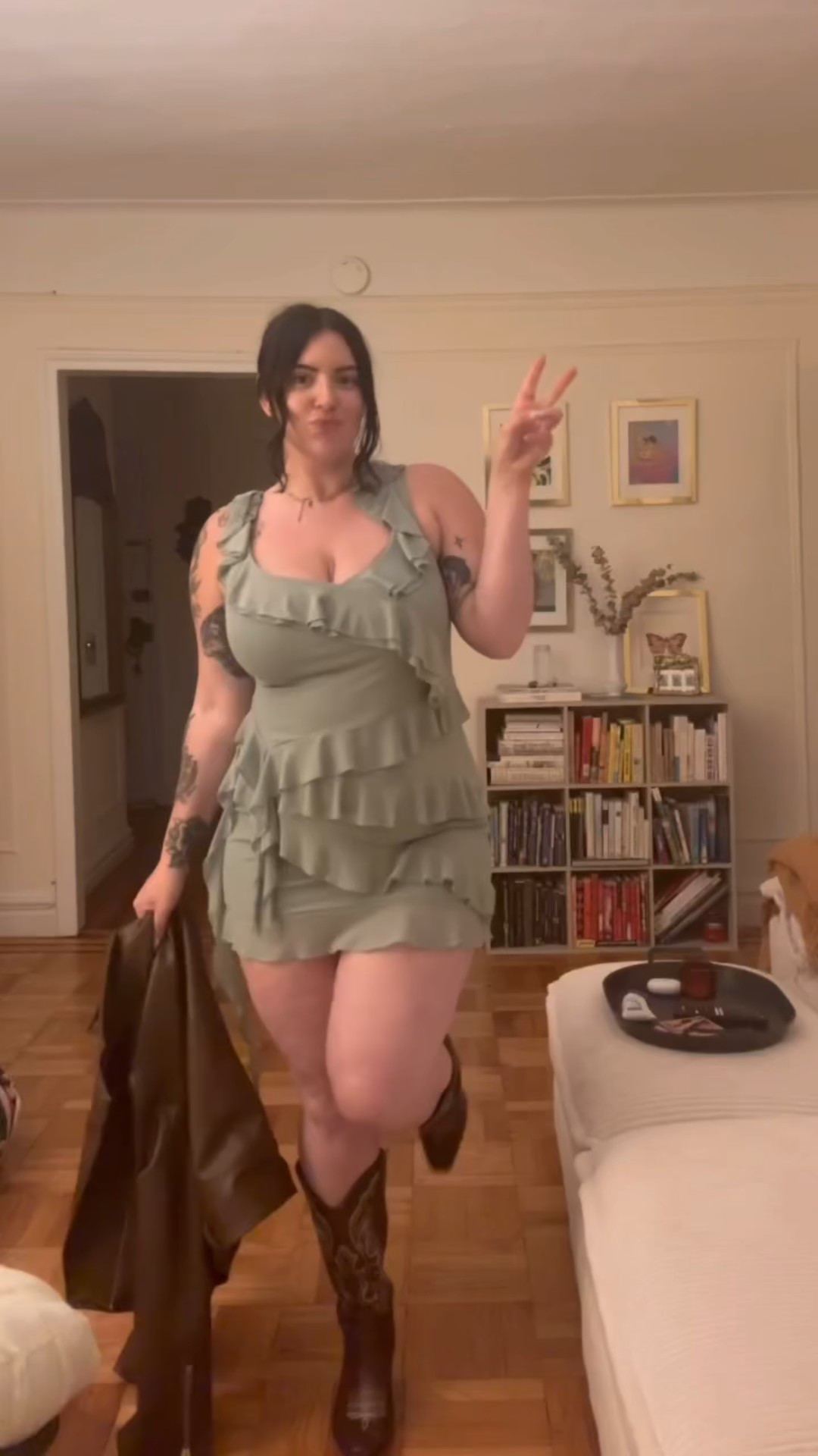 Feeling cute but the dress was wayyyyy to short on my as a 5’9 girly! I was pulling it down all night 😩 but it was comfy I will say! Live for a mesh!

#midsize #bodyacceptance #curvy #size14 #size12 #midsizestyle #smallfat #midsizefashion #midsizeblogger #selflove #ootdcurvy