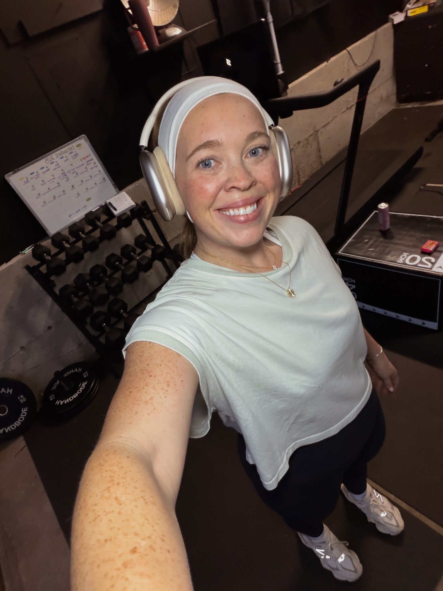 Midsize Gym Outfit of the Day 💪👟 wearing a size large! Size 10/12 | M/L | 5’3"

#LTKMidsize #LTKfitnessgoals #LTKActive