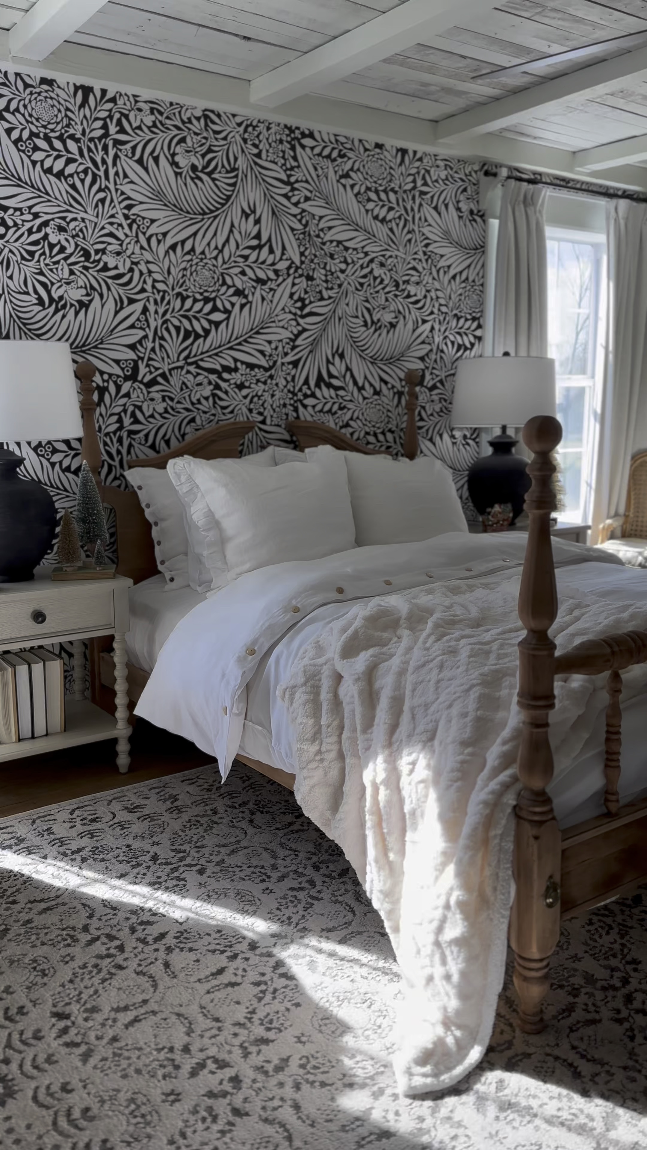 Cozy Christmas Bedroom ✨🤍✨#cotttagefarmhouse #vintagestyle #vintagefarmhouse #fixerupperstyle #christmastree #christmasdecorating #vintagechristmas #cottagecore #cottagefarmhouse #christmasdecorating #christmasbedroom  