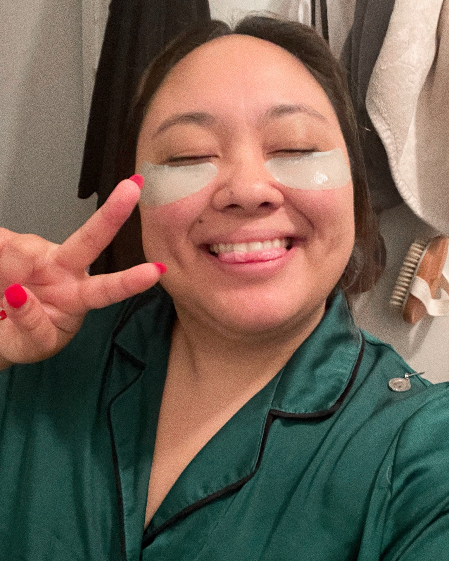 I’m doing an on-camera video shoot for work today, so I’m using these under-eye masks to help hydrate and prep my skin to look less like I slept on my face all night. 🧟‍♀️ 🧖🏽‍♀️ ✨

Today, I’m using the Sephora Collection Cucumber Eye Masks, but my other favorite is Wonder Beauty Baggage Claim Eye Masks (linked below too).

PRO TIP: The SC eye masks are super affordable ($3.50), and they come in different scents and strengths. I like to buy them in bulk, so I always have one in stock when I need it.

Tags: camera-ready skincare, skincare, eye masks, sephora collection, sephora collection eye masks, wonder beauty, wonder beauty eye masks

#LTKbeauty