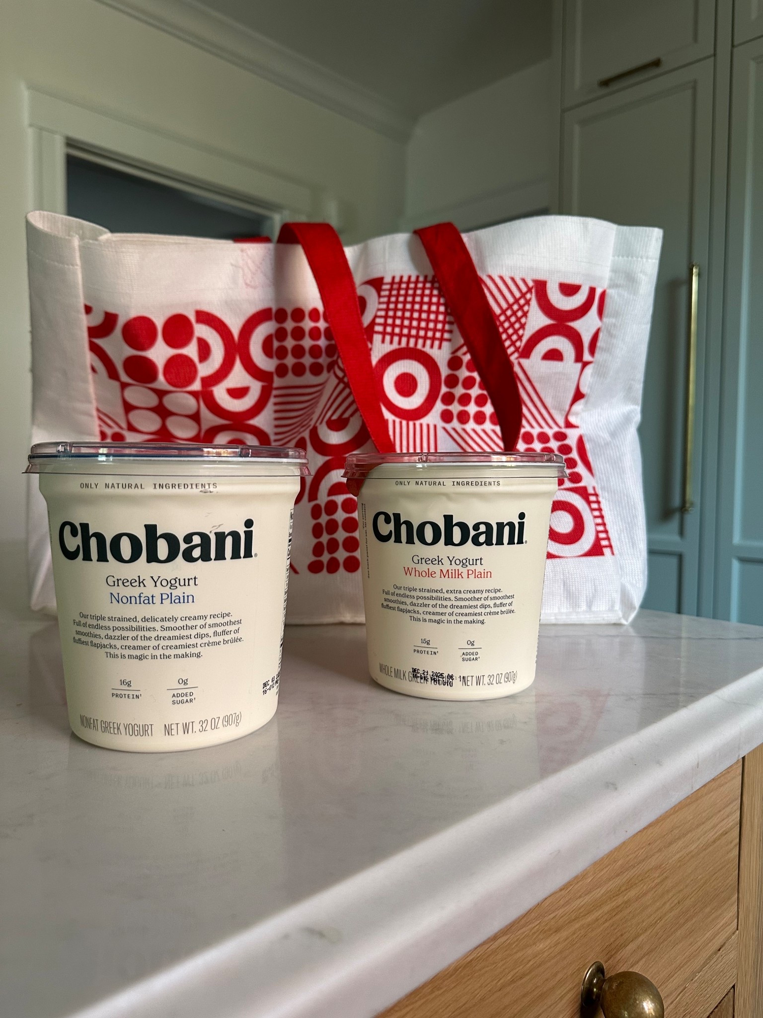 #AD This White Bean Chicken Chili is a staple in our house and I love using Chobani’s Greek Yogurt to up the protein and nutrition.

@target @chobani #TargetPartner #Target #HolidayRecipes #HealthyRecipes #EatClean