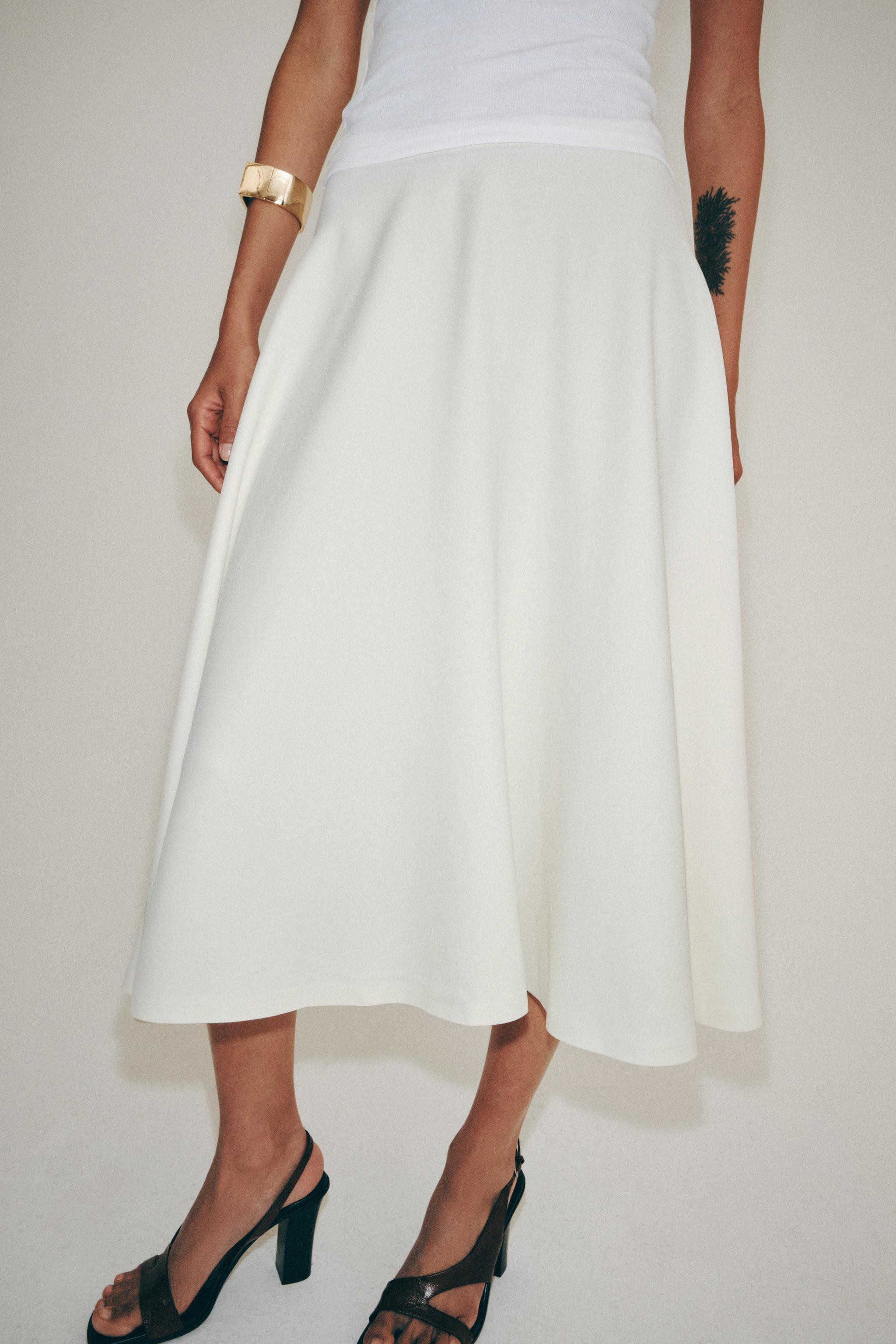 ZARA WOMAN COLLECTIONMidirock mit mittelhohem Bund aus Viskosemischgarn. Ausgestellter Saum. Verd... | Zara DE