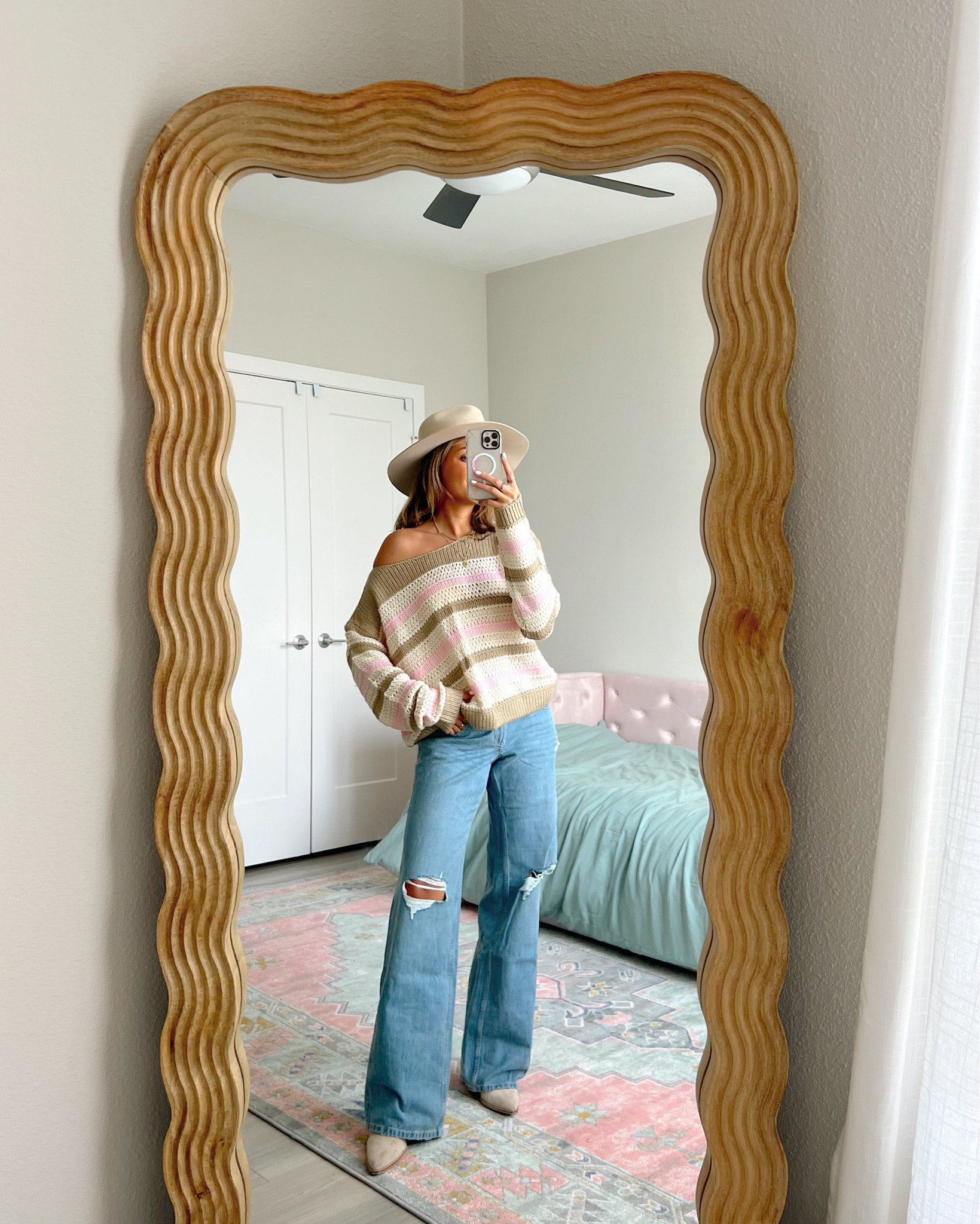 easy causal outfit idea from Hollister. code HCOMCKENZ for an extra 15% off. wearing a 00 long in these straight leg jeans 💕👖 