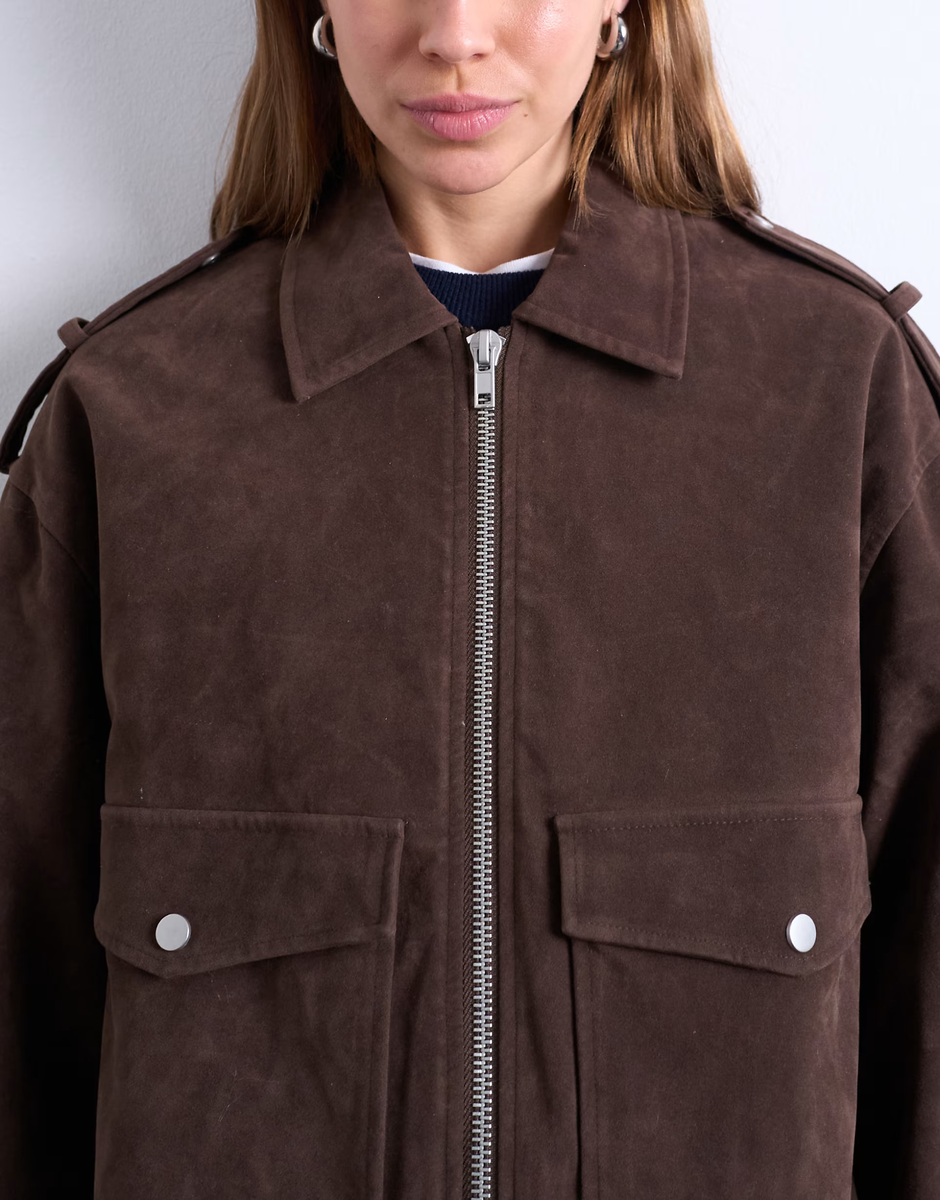 Chaqueta bomber marrón chocolate acolchada con detalle de botones de presión de antelina de Top... | ASOS (Global)
