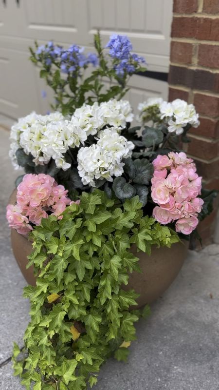 Outdoor planters using faux florals from Amazon. 




Begonia hydrangea der front porch patio

#LTKHome #LTKFindsUnder50 #LTKSeasonal