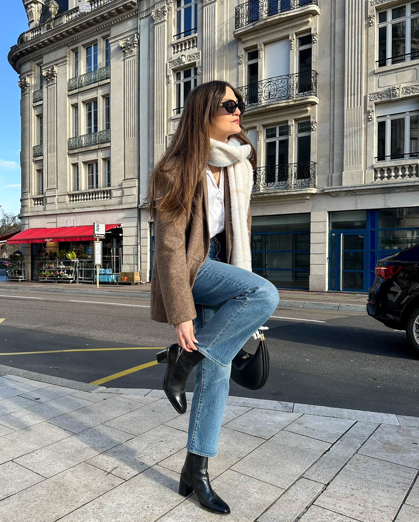 These Boots Are Made for Walkin’ 🖤
Un autre essentiel du dressing : la petite paire de bottines noires. J’avais une paire qui commençait à être sérieusement fatiguée après 10 ans de bons et loyaux services, du coup j’ai repéré cette paire @jbmartinparis pour la remplacer 🖤
[produit offert]
•
•
•
•
#winterstyles #casualchicstyle #everydayoutfitideas #parisianstyle #frenchgirlstyle #effortlesschic #winterstyles #oversizedblazer