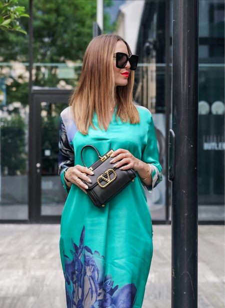 Aqua colors 🩵💙

*Werbung*
Und noch ein Detail Bild weil die Blau-Töne so schön sind 🩵💙 

#ootd #dress #summerdress #satindress #satin #mididress #summerstyle #valentinobag #valentino 
