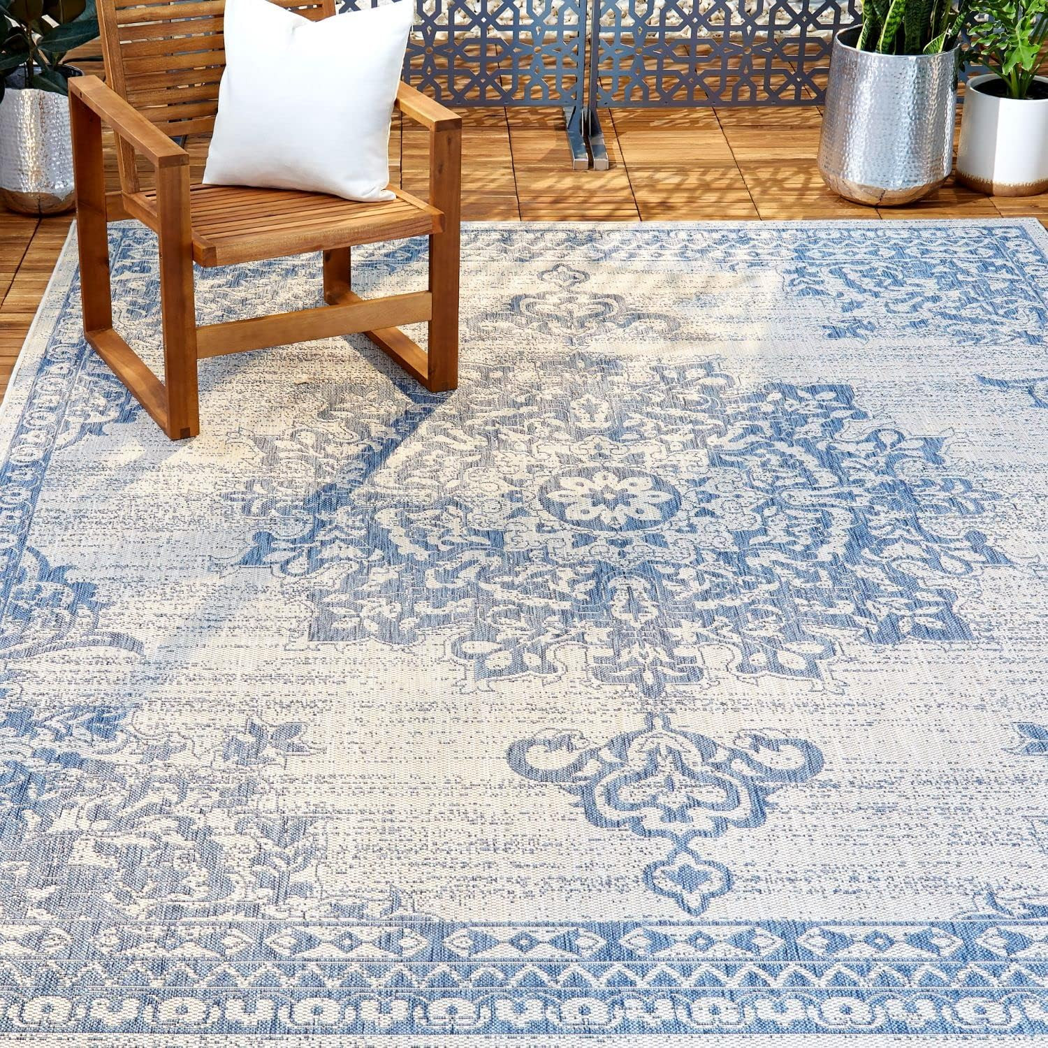 Nicole Miller New York Patio Country Azalea Transitional Medallion Indoor/Outdoor Area Rug, Grey/... | Amazon (US)