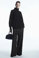 PULL COL ROULÉ OVERSIZE LAINE - NOIR - Jumpers - COS | COS (EU)