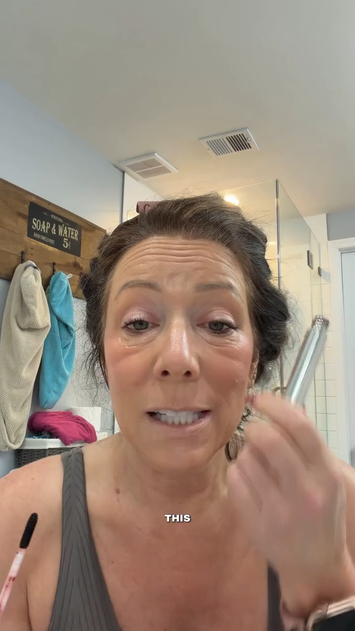 The SACHEU Lip Stay-N peel-off lip stain provides long-lasting lip color that leaves a natural-looking tint after the product is peeled off. SACHEU Beauty US #Sacheu #LipStain #PeelOffLipStain #BeautyRoutine #MakeupTips