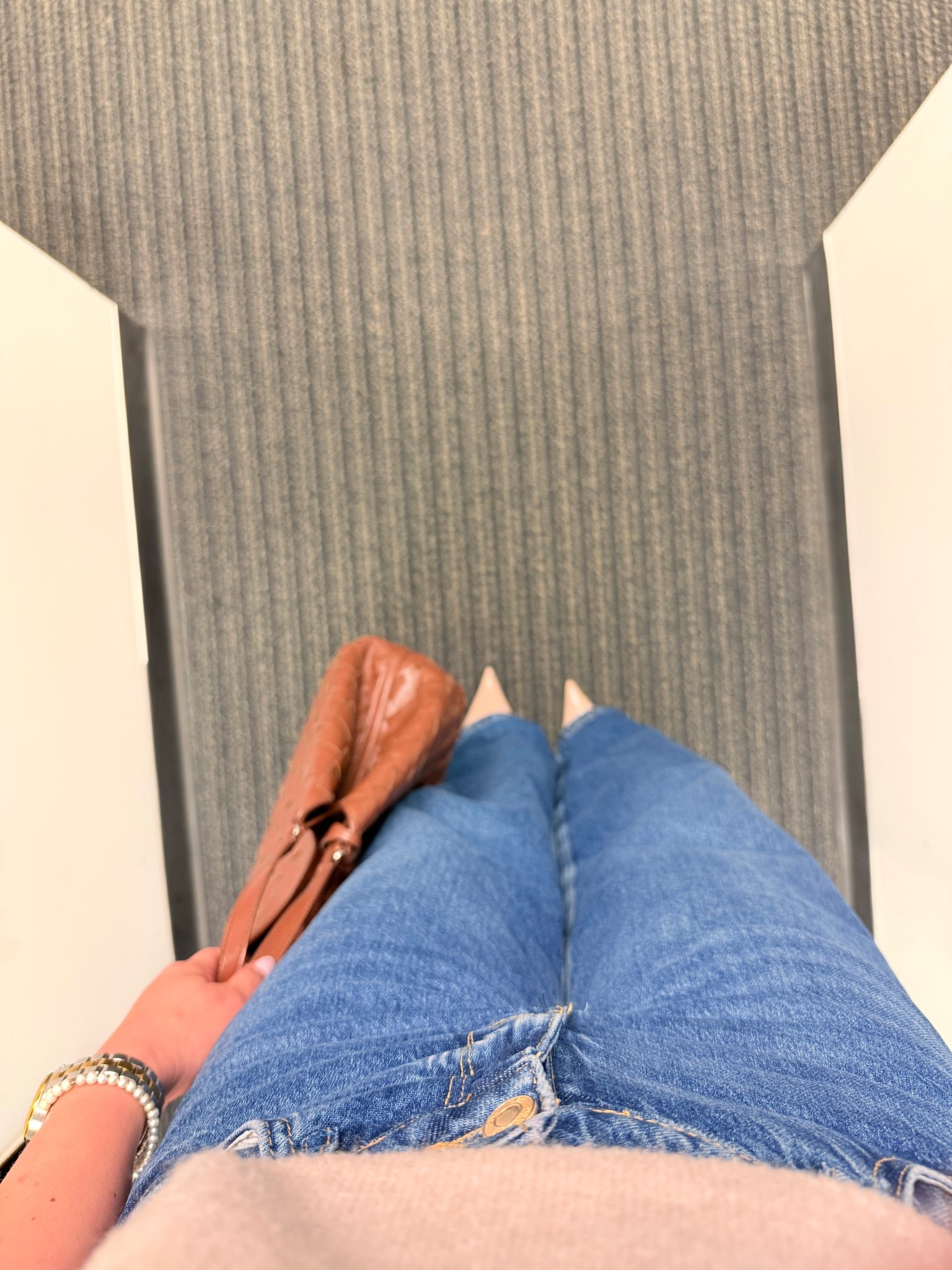 Casual work outfit brown bag beige shoes wide leg jeans

#LTKSaleAlert #LTKFindsUnder100 #LTKFindsUnder50