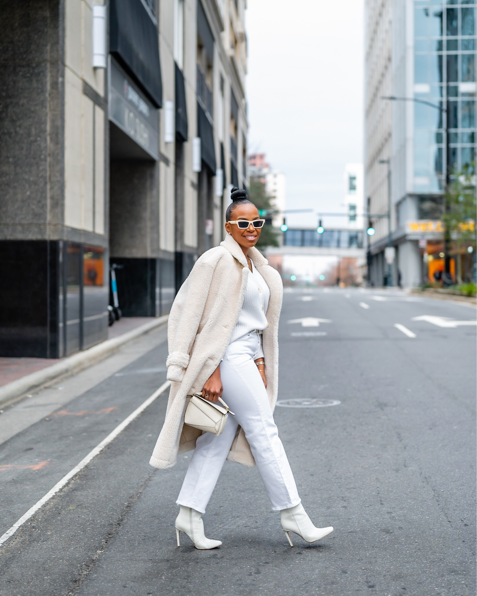 Winter whites

Shearling coat, Sherpa coat, white jeans, high waist jeans, levis ribcage, loewe puzzle bag

#LTKSeasonal #LTKstyletip #LTKitbag