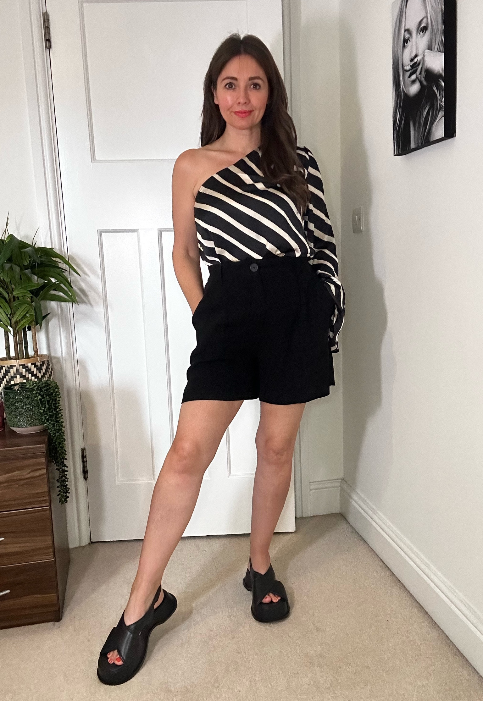 A lovely easy to wear monochrome look! This bargain £12 top from H&M is a winner 🖤

#LTKfamily #LTKFind #LTKeurope