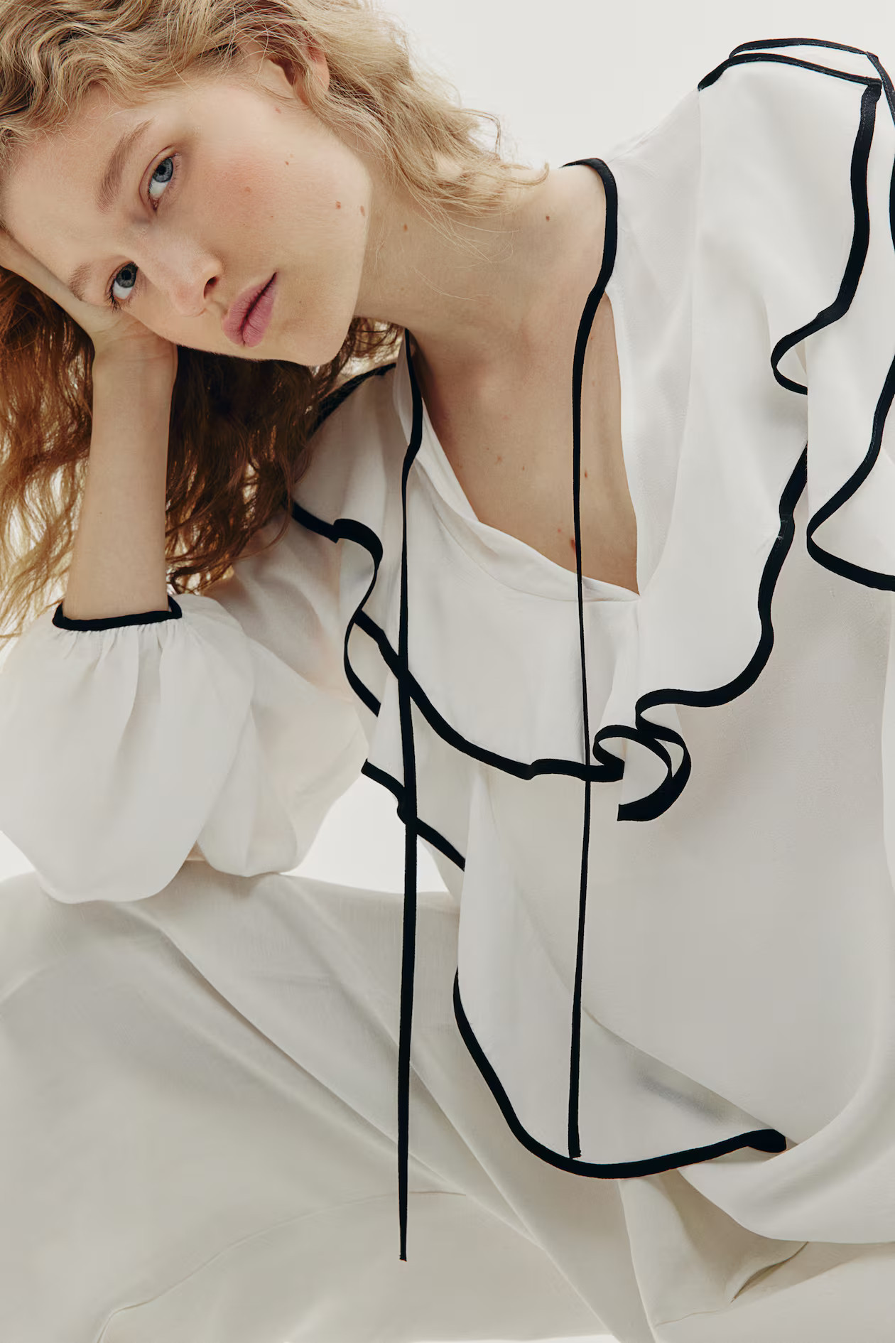 Blusa de crepé con volantes - Cuello redondo - Manga larga - Blanco/Negro - MUJER | H&M ES | H&M (FR, IT, ES, PT, BE)