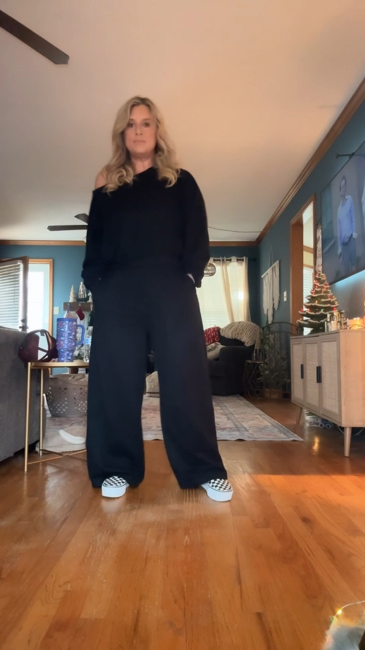 I love me a jumpsuit and this one is perfect! Wide leg, off the shoulder and pockets. Can be dressed up or down.
Size: Largee

#LTKFindsUnder100 #LTKMidsize #LTKStyleTip