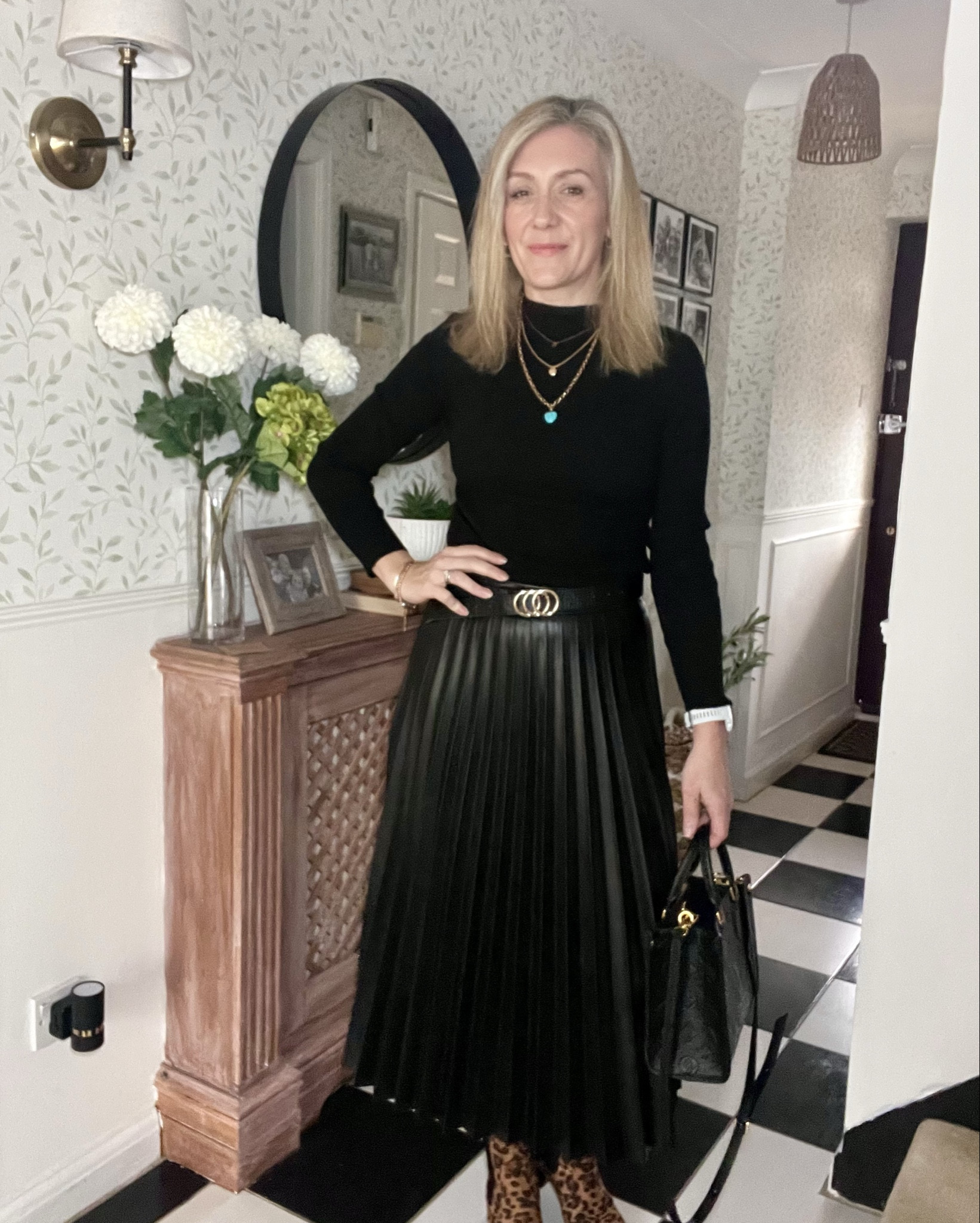 Happy non day! Off to a family shindig today so keeping it low key and classic 🖤

#LTKfestive #LTKwinter #LTKuk