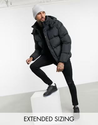 ASOS DESIGN – Nachhaltig produzierte Steppjacke in Schwarz mit abnehmbarer Kapuze | ASOS (Global)