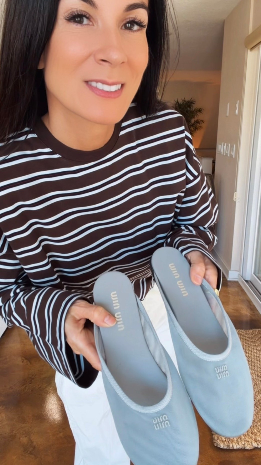 The relaxed striped tee + these perfectly slouchy trousers = that cool-girl, off-duty vibe that somehow still looks polished. Add a chic flat and a mini bag and suddenly we’re out the door looking like we had a plan all along 💅

Comfort? ✔️
Chic? ✔️
Running errands but still serving? Always.

She’s easy, she’s wearable, and she’s on repeat this season 🤍

Wearing XXS

#NicoleColeeStyle #EffortlessChic #EverydayElevated #NeutralStyle #LTKStyle



#LTKootd #LTKdayinmylife #LTKgrwm