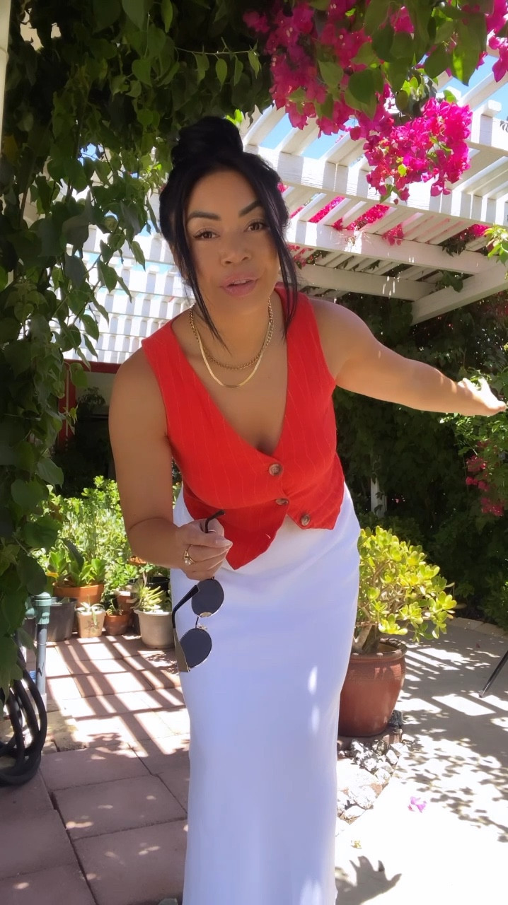 Outfit of the day check from my parents beautiful walk way!

Wearing a small in both 