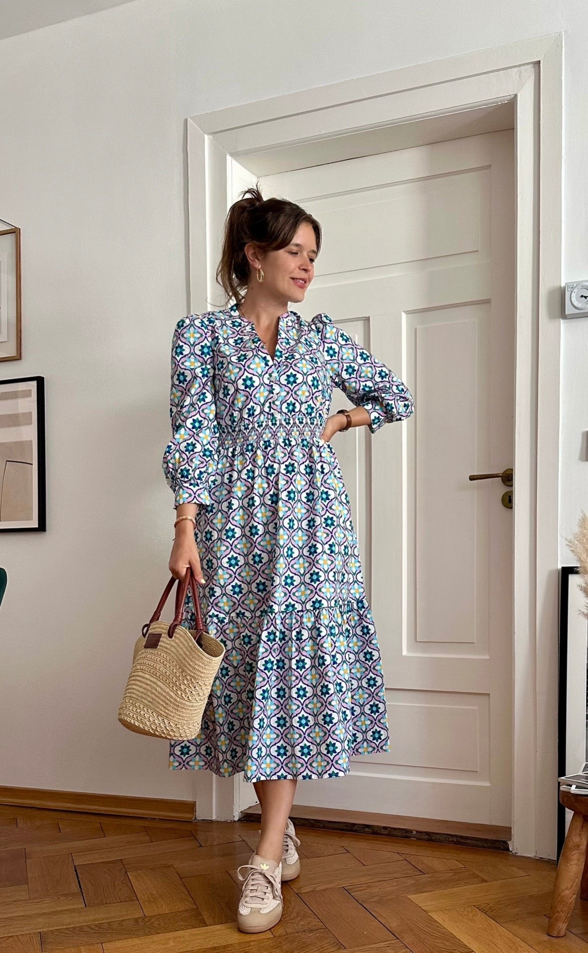 Boden Sommerkleid + adidas Samba Schuhe + Sézane Tasche 

#LTKsummer #LTKsale #LTKdeutschland