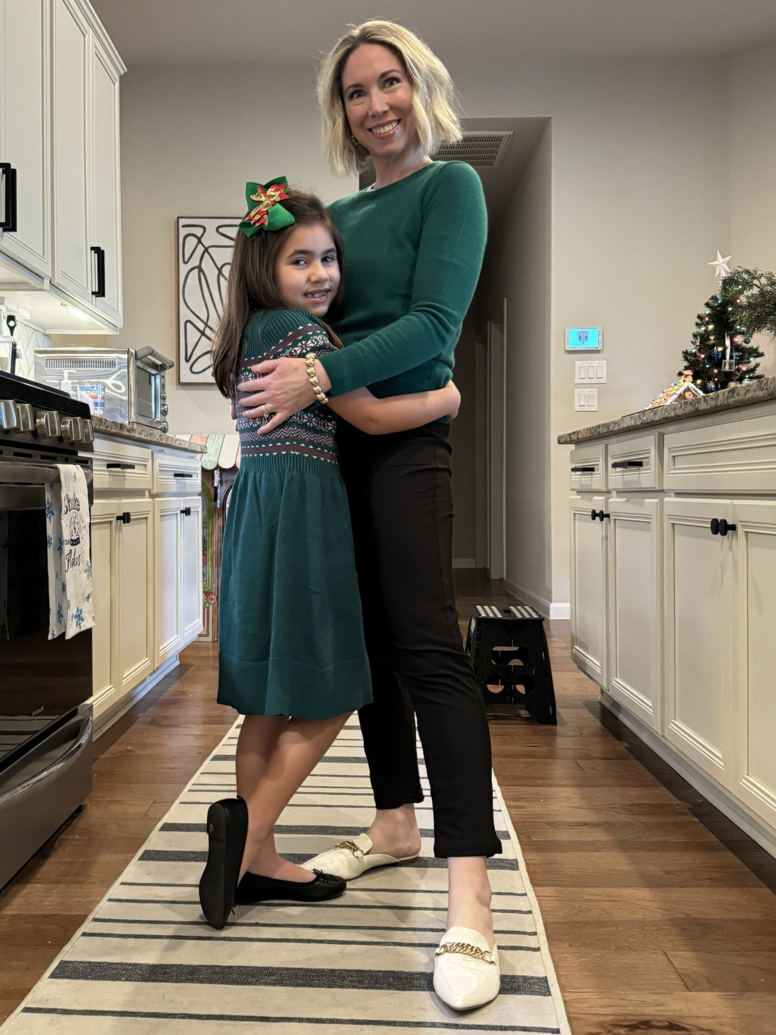 Holiday style / cashmere under $100 
Quince cashmere sweater - size XS 

Pants XS 