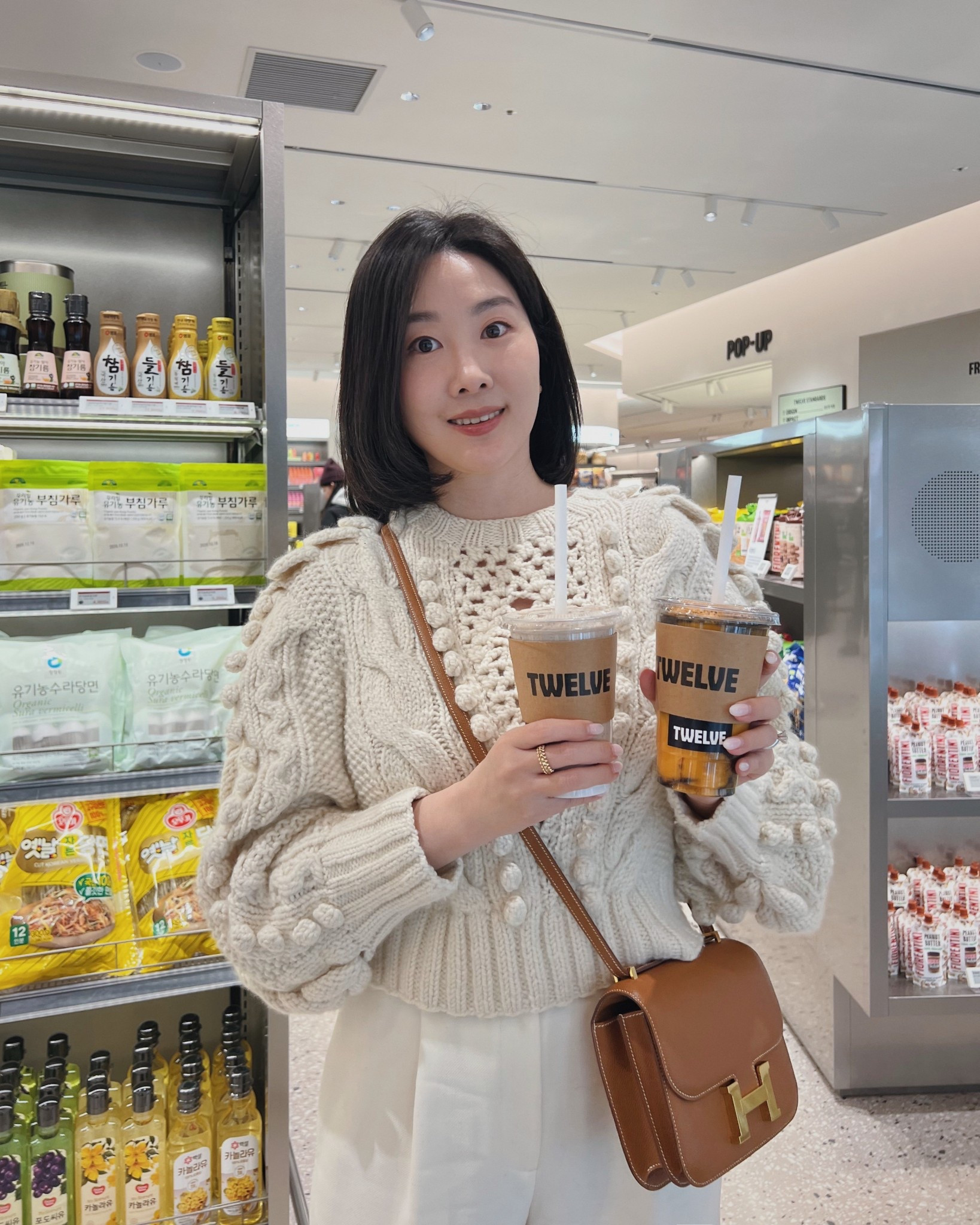 @ullajohnson
@lilysilk

덩치는 커보여도 포기 못하는 예쁜
짜임의 스웨터와 화이트 실크 트위드 팬츠. 

어떤 니트에도 잘 어울리고 여름 뺀 모든 계절에 잘 입을 소재라 lilysilk 릴리실크 팬츠 꼭 소장하시길 추천! 

니트는 몇년전부터 소장한 제품이라 정보를 드릴 수가 없지만 비슷한 아이템으로 추천해요!

장소는 신상 푸드마켓이자 청담동 맛집인
하우스오브신세계 청담
.
.
.
겨울 오오티디 데일리룩 ootd styling

#LTKstyletip #LTKasia #LTKkorea