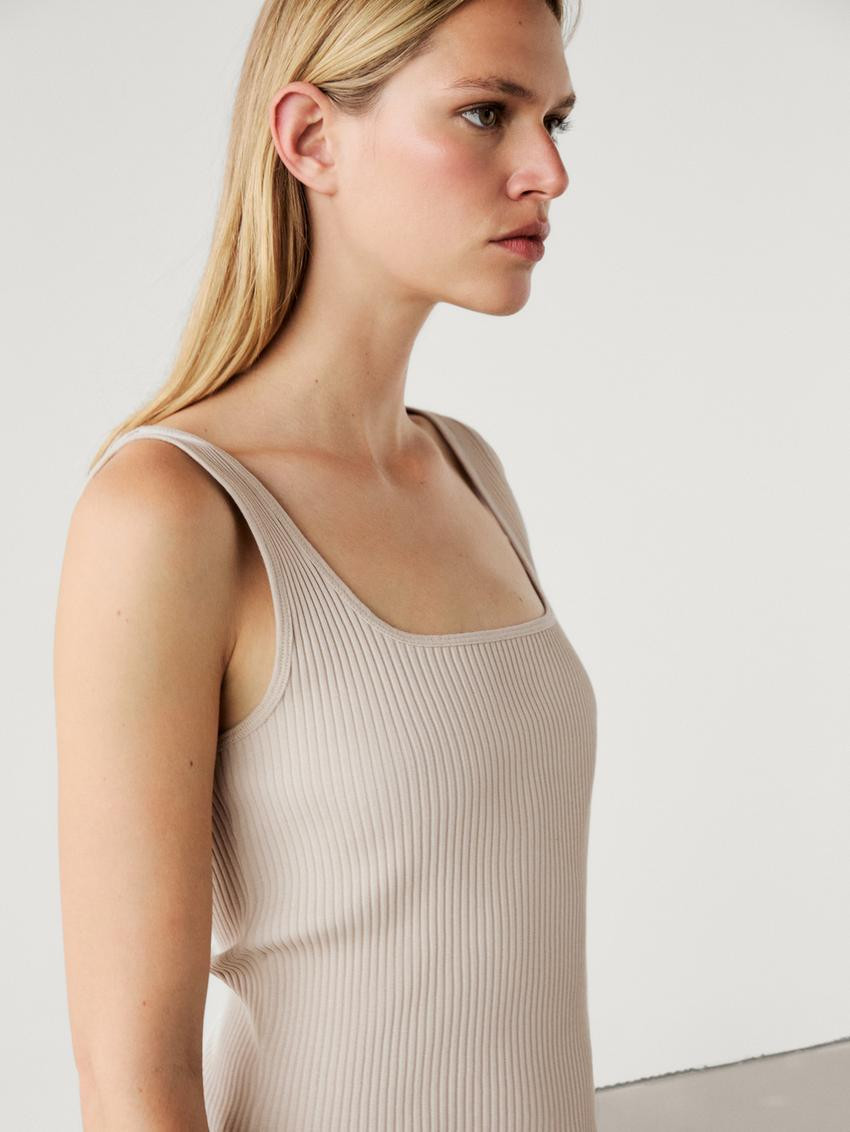 Geripptes Top mit Carré-Ausschnitt | Massimo Dutti DE