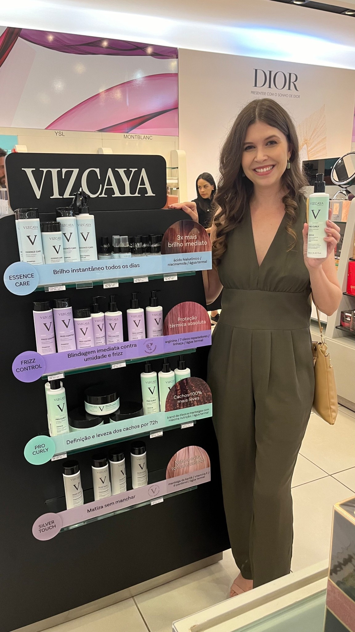 Feliz d+ com as novas linhas de hair care da Vizcaya! Gosto de intercalar os shampoos que uso, e um dos que estou usando é o shampoo da linha ESSENCE CARE! Uso ele, o condicionador, a máscara de cabelo e a água termal capilar! Tudo dessa mesma linha! 💙 

#vizcaya 

#LTKbeleza #LTKbrasil