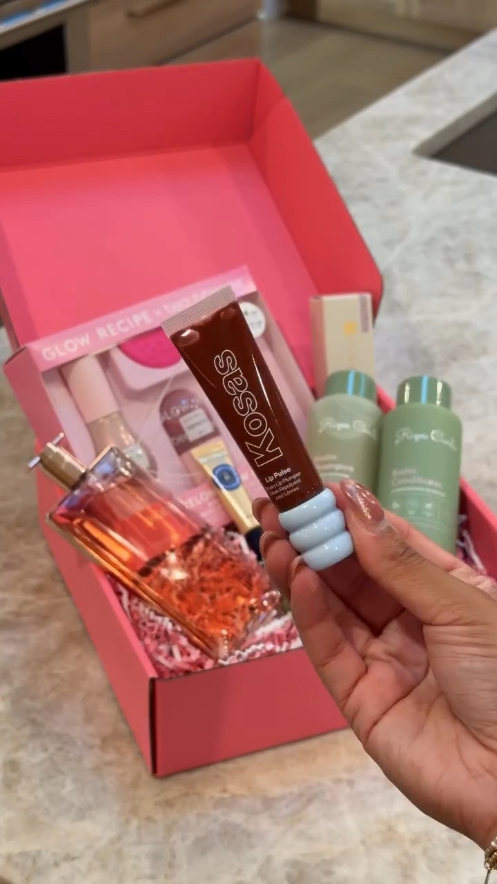 Putting all the goodies in these gift boxes!! 🎁🥰 Should I do a part 2 with my favorite gift giving hacks?!

#curlyhair #giftgivingideas #giftgiving #giftideasforher #giftideasforhim