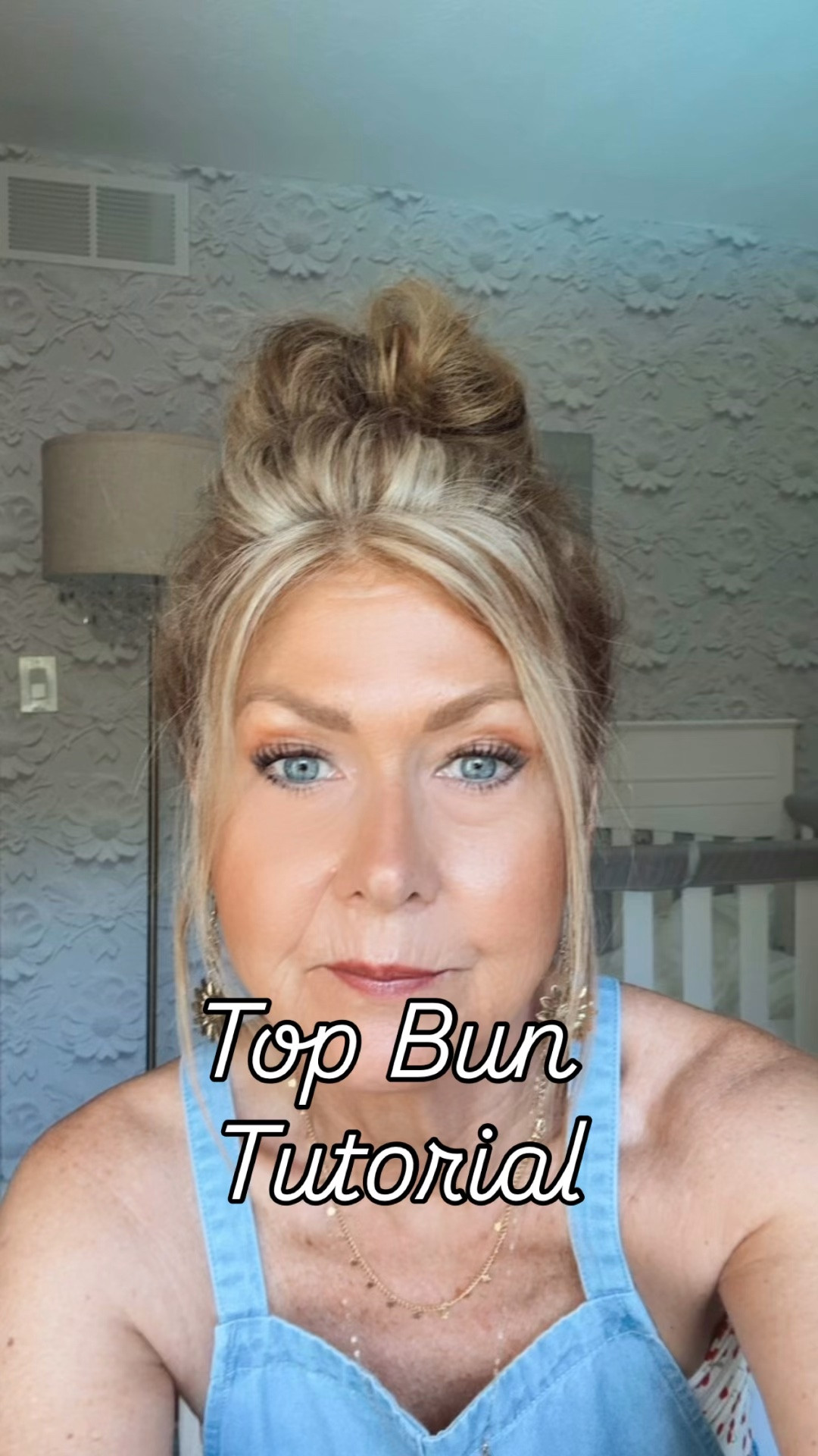 😊Busy ladies!! Who has time to do hair everyday? 😉And… even if you do have time, do you want to spend it doing your hair??? 
🙋‍♀️This girl says nope, so I’m always looking for quick hairstyles.
⭐️Here’s a top bun tutorial that takes about 3 minutes!