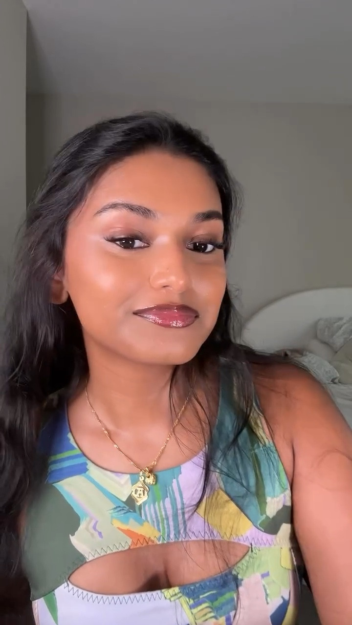 The lipstain makes the overlining look very natural 🤎
@kulfi.beauty lassi lips tamarind & rose 
@nyxcosmetics butter gloss creme brûlée 
.
.
.
.
.

#browngirl #lipcombo #makeup #browngirlmakeup #naturallip #everydaymakeup #cleangirlaesthetic #pigmentedlips