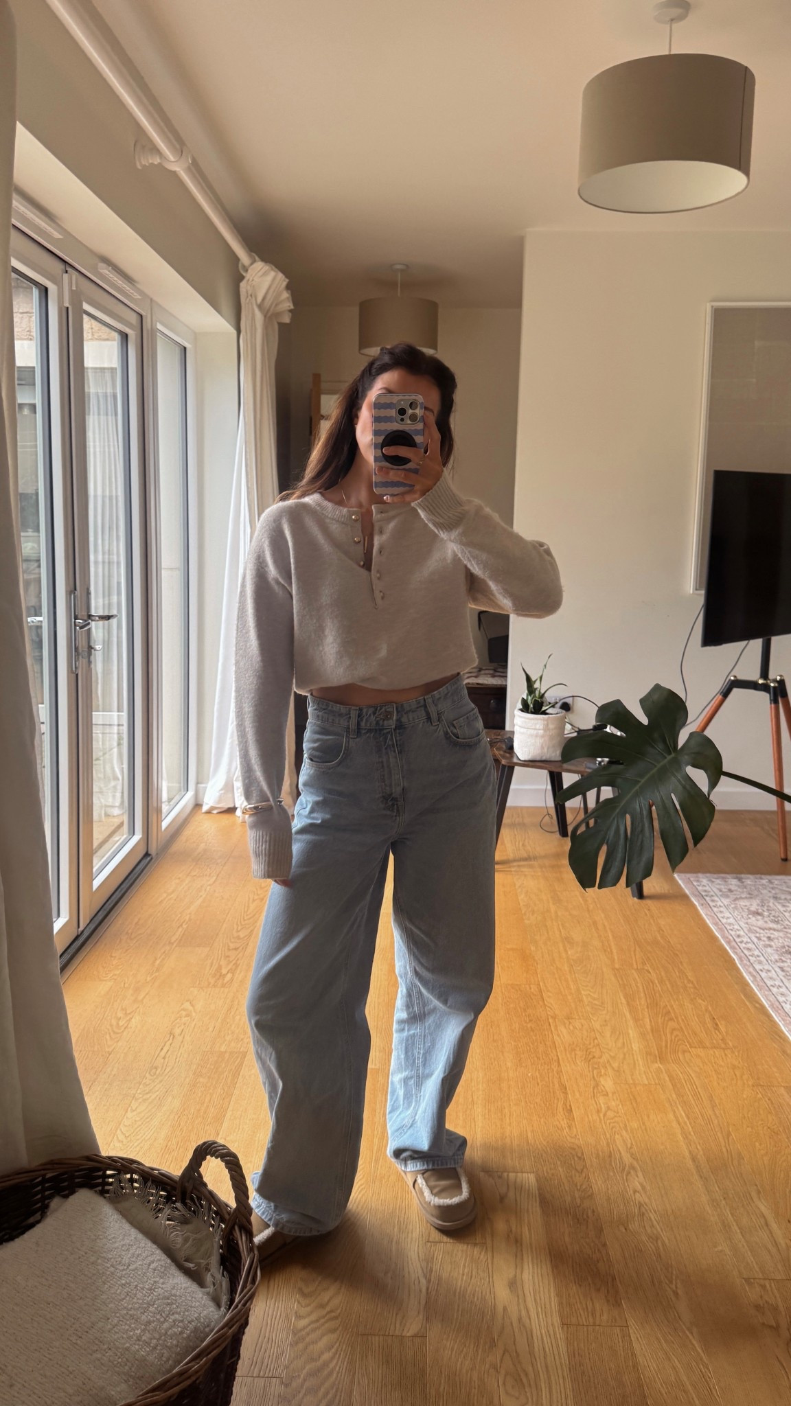 Knitted jumper 
Barrel jeans
Shearling mules