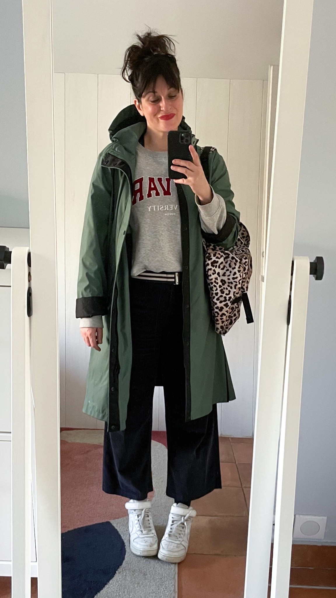 . Ciré "Jace X" vert cyprès #americatoday (similaire, en lien)
. Sweat gris chiné "Harvard" #hm (en lien) 
. Ceinture en toile rayée #hm (similaire, en lien)
. Pantalon crop en velours marine #monoprix (en lien) 
. Baskets blanches montantes #nike (en lien)
. Rouge à lèvres Lip blush "Wine" #refy (en lien) 
. Sac à dos « Kim" léopard #wouf (similaire, en lien)


#LTKspring #LTKmidsize #LTKfrance