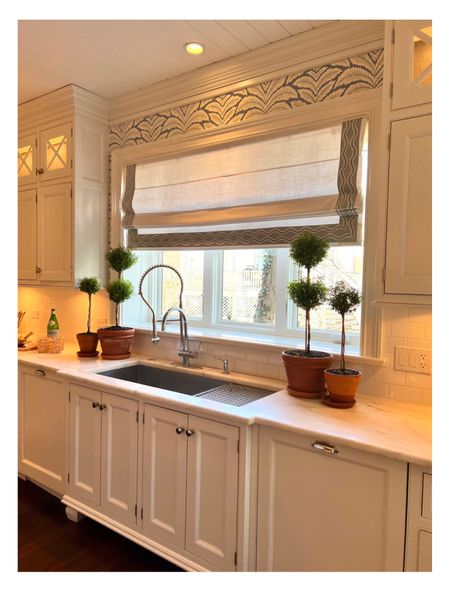 I love the styling of this kitchen! The wallpaper was the perfect touch along with the roman shade! 🤍 

Kitchen
Wallpaper
Traditional home


#LTKhome
