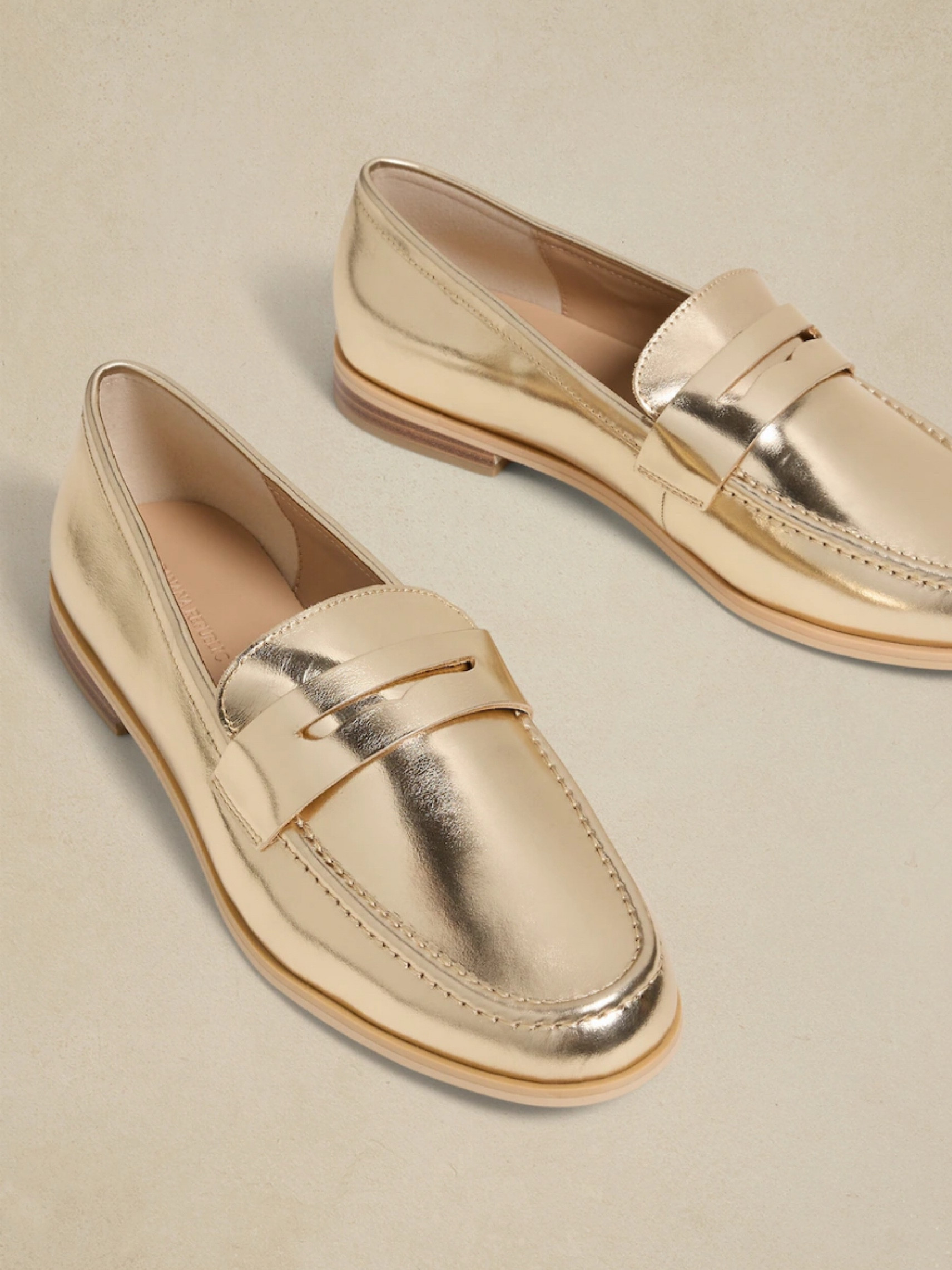 Gold leather loafers…on sale!

#createdcolorful #createdcolorfulspring #hocspring #tcispring #pcaspring #lightspring #warmspring #truespring #brightspring #clearspring #paintboxspring #bluespring

#LTKShoeCrush #LTKSaleAlert #LTKGiftGuide