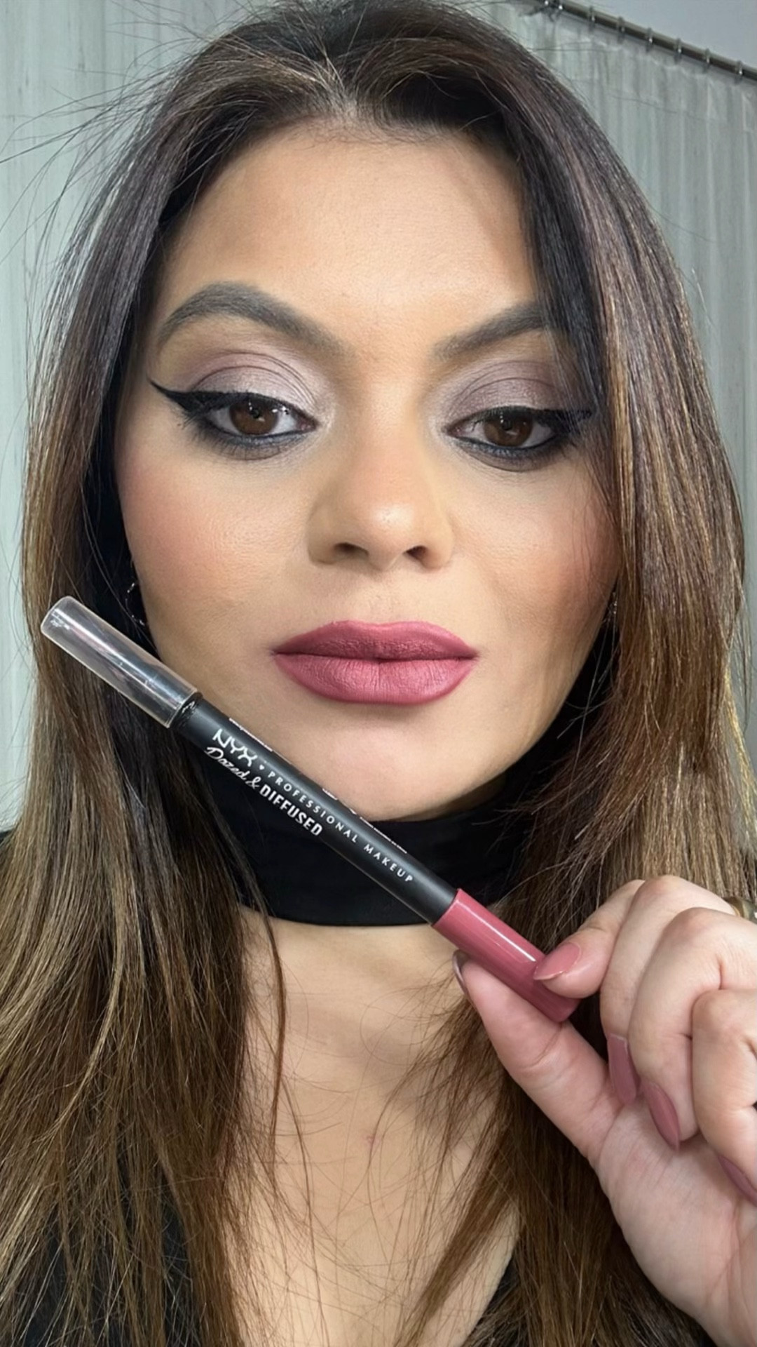 Delineei, preencha e esfume seus lábios com o Dazed & Diffused Blurring Lip Liner da @nyx 👄💄

Este delineador labial de ponta dupla possui um lápis jumbo com óleo de jojoba que deixa sua aplicação super macia… ele alinha, defini e preenche suavemente seus lábios com uma cor matte porém aveludada e possui um pincel labial sintético profissional para ajudar a esfumar ou mesmo nas diversas formas de aplicação.

A cor que usei é o Killin' It 03… Gostou? Eu amei ♥️

#tutorial #makeuptrends #maquiagem #maquiagemviral #makeup #truquesdemaquiagem #makeuptutorial #tutorialmakeup #tutorialdemaquiagem #truquesmakeup #dicasdemaquiagem #dicasdemake #beautytips
#makeuptips #trend #makeuptrend #maquiagemtrends #lipstick #nyxcosmetics


#LTKbeauty #LTKbrasil