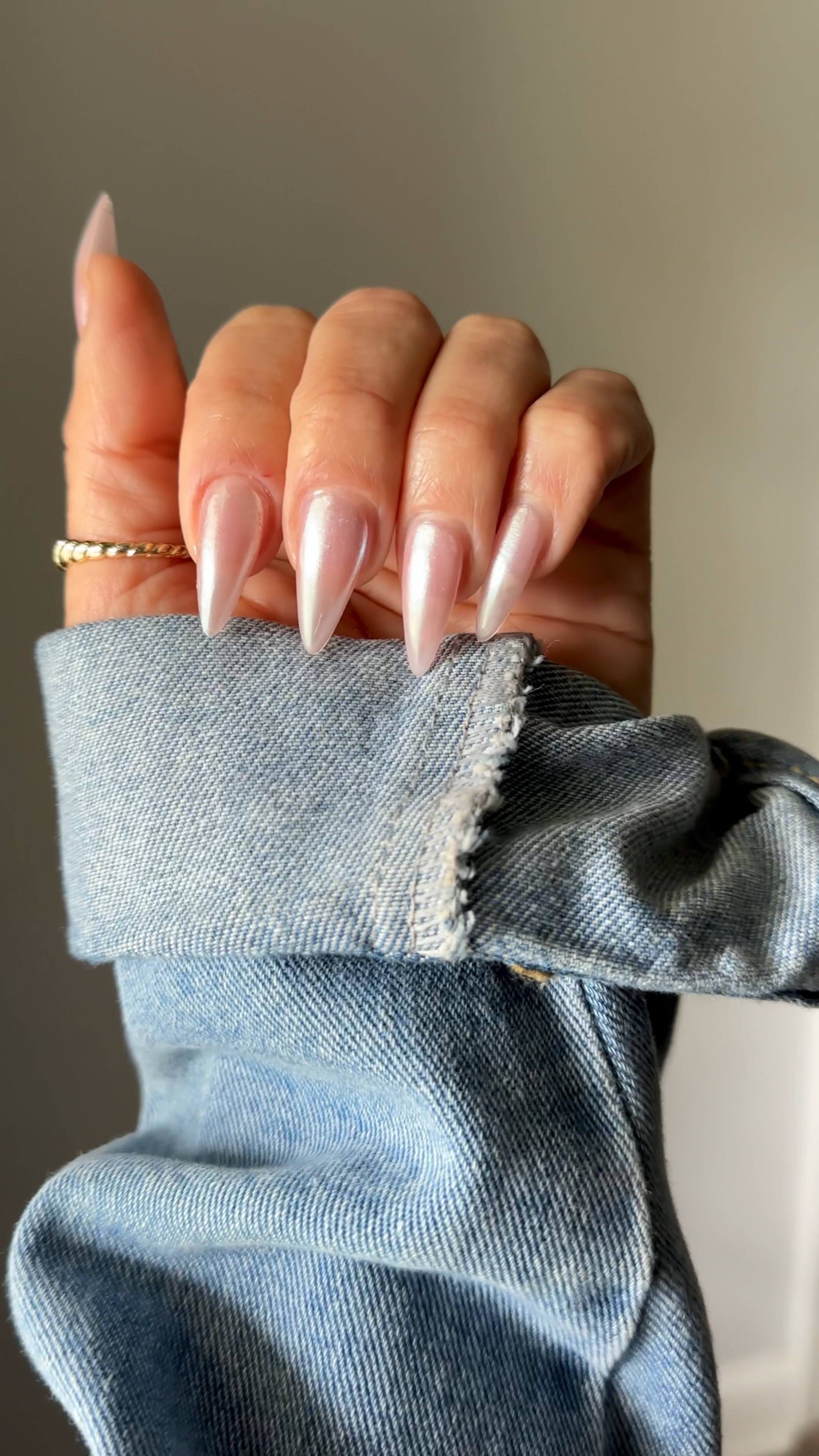 SOFT CHROME 🙌🏼🤍💅🏼 
Nails are from @NailzKatKat on IG- short stiletto 💅🏼
✨2 coats Manucurist Green Flash “Hortencia” 
✨1 layer pearly chrome powder from AMAZON (Hailey Bieber wedding nail trend) 
✨1 layer Manucurist Green Flash Top coat 