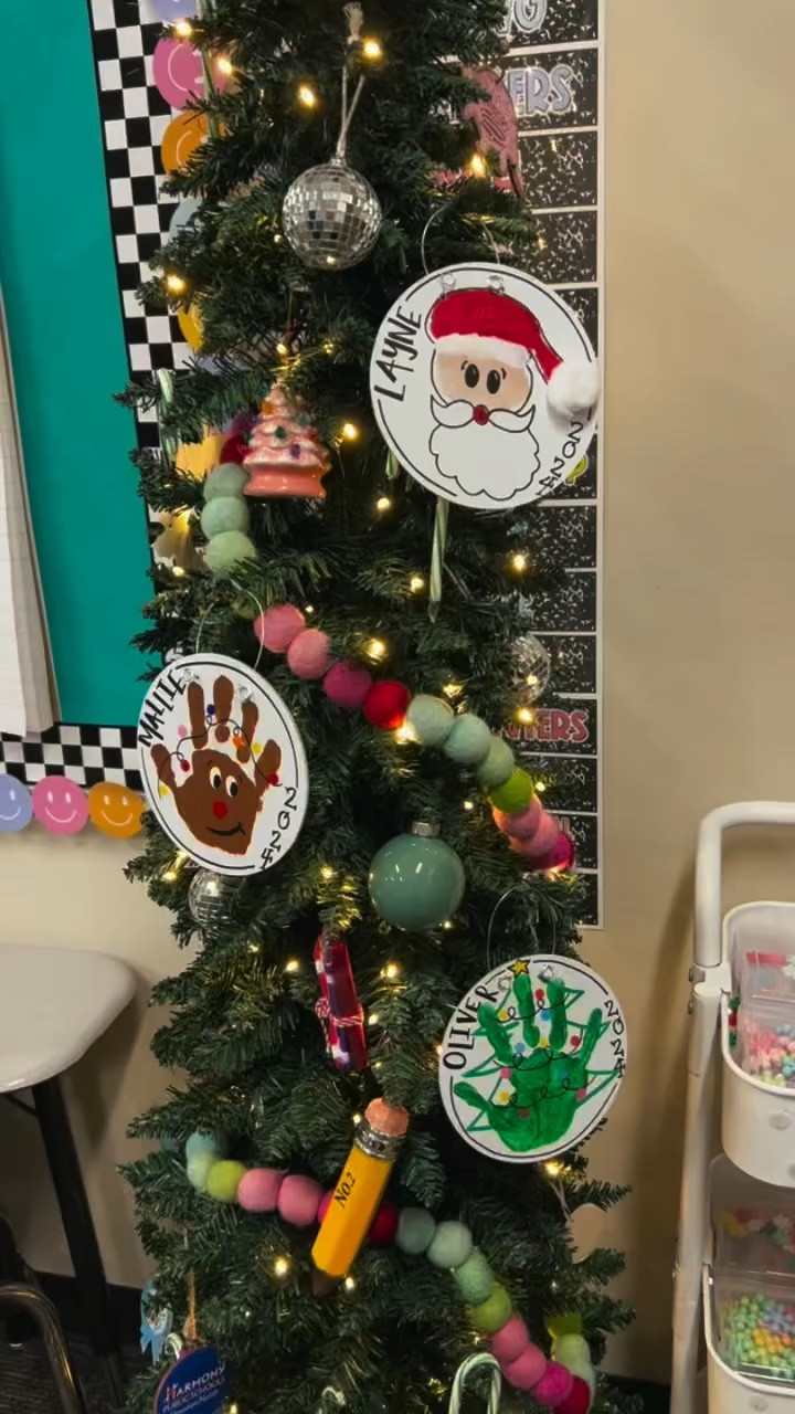 This year's parent gifts may be my favorite!🦌🎄🎅🏼 It was way easier than it looks! I've linked everything you need (not many items and very affordable) to make your very own festive handprint ornaments.