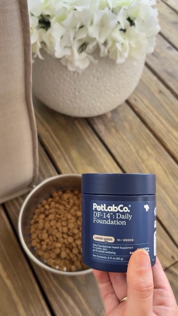 say goodbye to spending so much on too many supplements for your pet 🐕 🐾 #sponsored DF-14 Daily Foundation by @thepetlabco makes it so easy to add to your pets every day routine 👏🏼 

18 expertly measured ingredients- One scoop & done! #thepetlabco #petmusthaves #pethealth #petessentials
