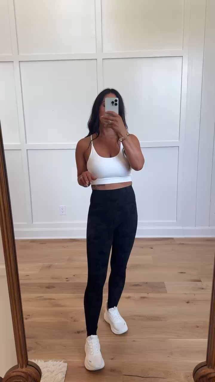 Easy athleisure outfits that take you from workouts to errands! These leggings, shorts, jackets, and supportive tops are cute and comfortable.
#Athleisure #WorkoutOutfit #Activewear #LeggingsOutfit #LTKFitness