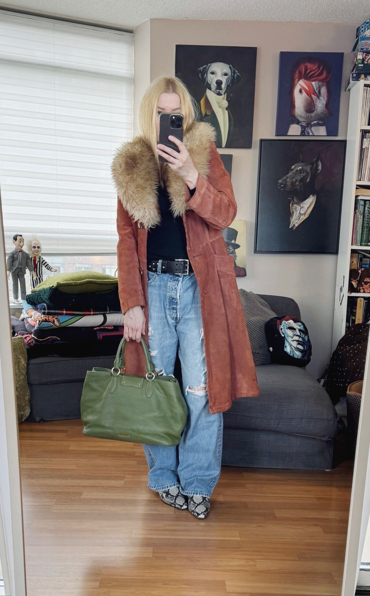 Basics with a fun coat. 
Bag, coat, and jeans are secondhand/vintage.

#falloutfit #falltrends #torontostylist #StyleOver40  #secondhandFind #fashionstylist #slowfashion #FashionOver40  #genX #genXStyle #shopSecondhand #genXInfluencer #genXblogger #secondhanddesigner


#LTKOver40 #LTKStyleTip #LTKSeasonal