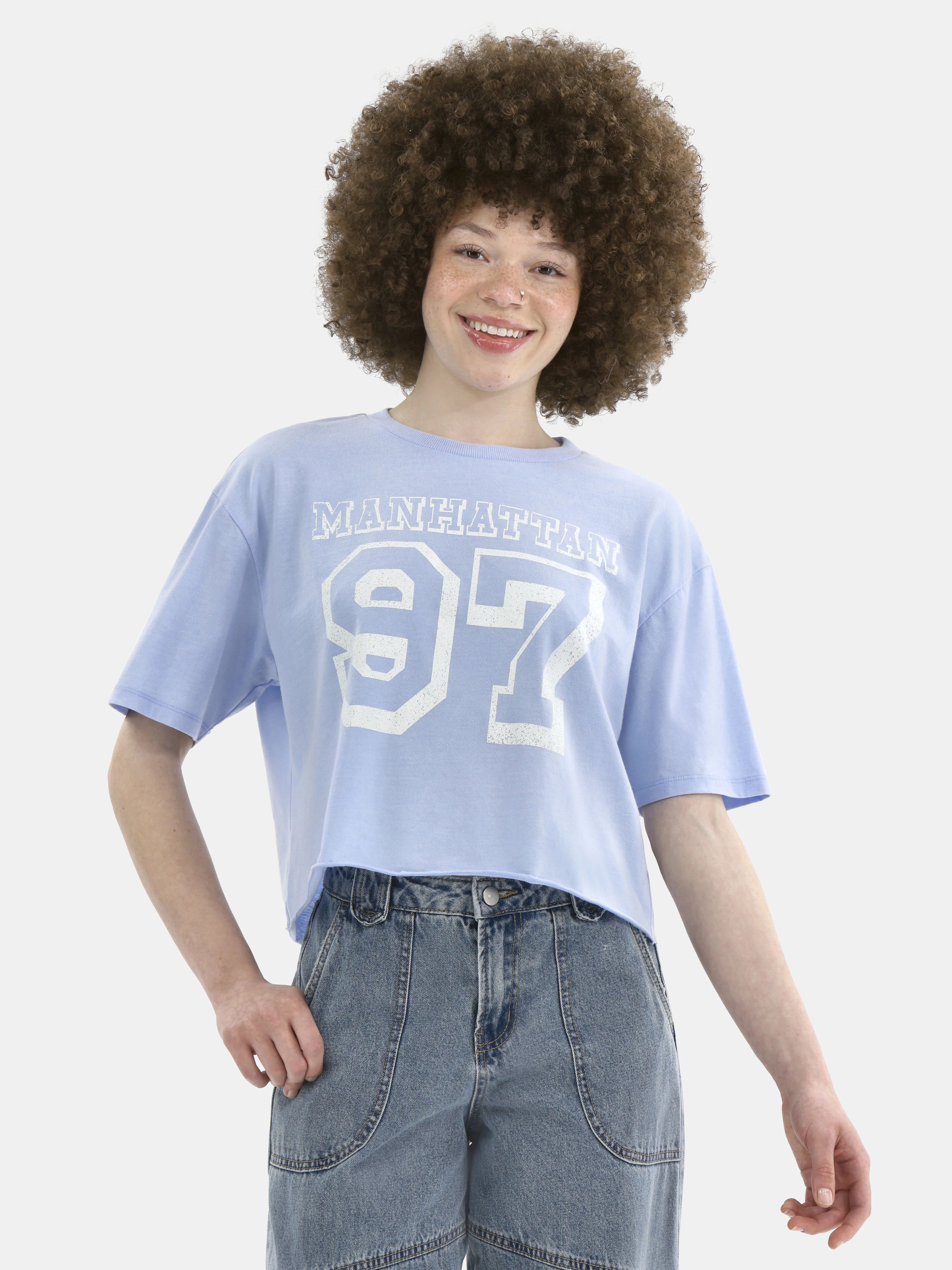 No Boundaries Boxy Cropped Graphic Tee with Short Sleeves, Women's | Walmart (US)
