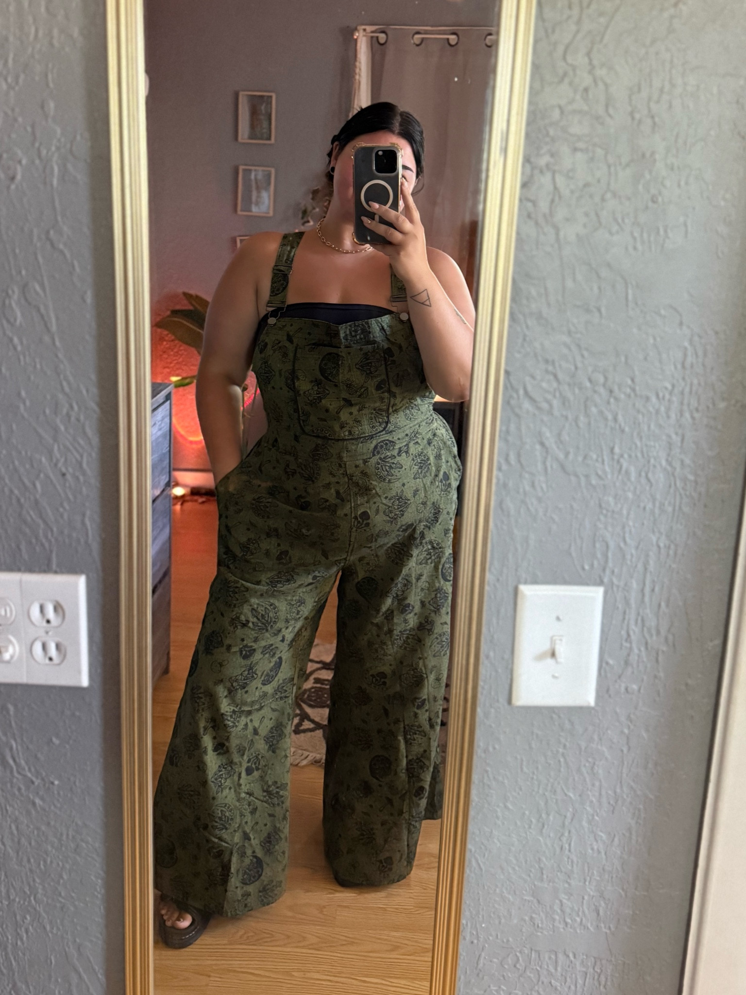 I am a size 16 with an apron belly and i’m wearing their Plus Size version of the jumpsuit 🤎 also my straps are crisscrossed in the back and the fit is so comfortable! 

#LTKStyleTip #LTKPlusSize #LTKSaleAlert
