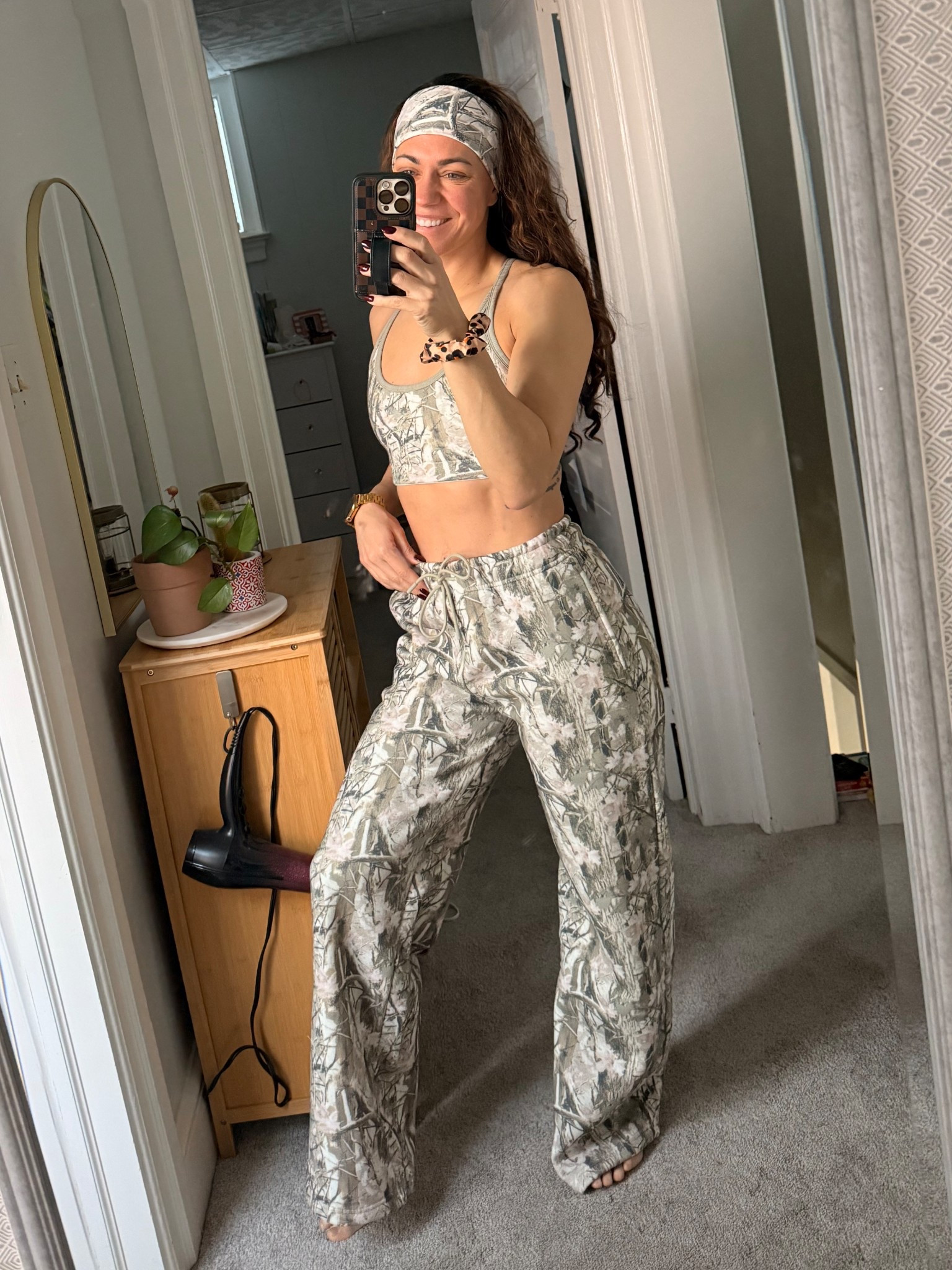 THIS SET ARE YOU JOKINGGGG?! 😍😍😍 I’ve been on the hunt for the perfect camo wide leg sweats and I’m honestly obsessed. Soft, warm, comfy  So good BuffBunny! 👏🏼💚🤎

#LTKActive #LTKgrwm #LTKootd