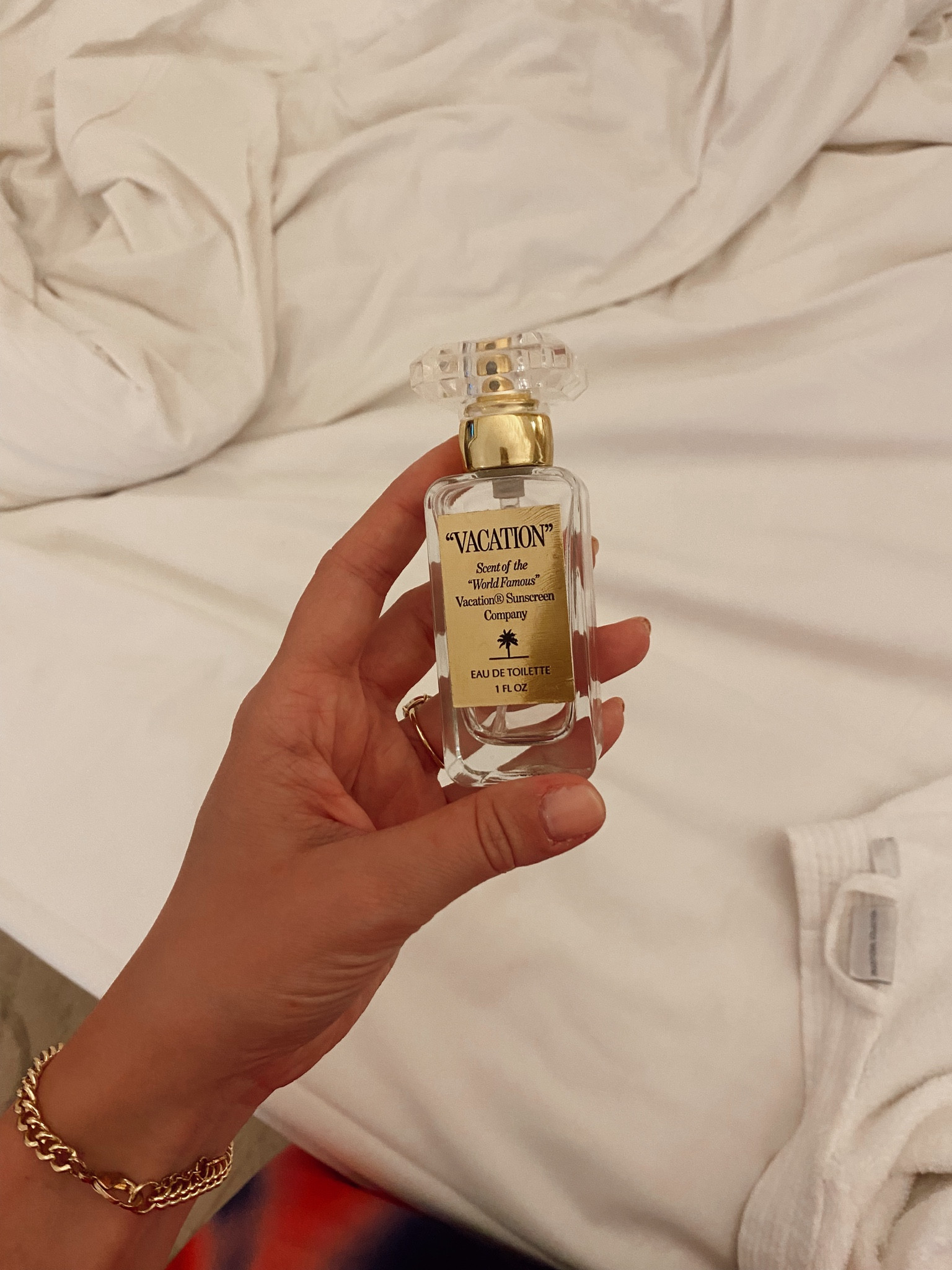 I LIVE for this scent 🏝️☀️🌊 if you are a summer / beach lover then this scent is for you. It transports you directly to the beach any day of the year!